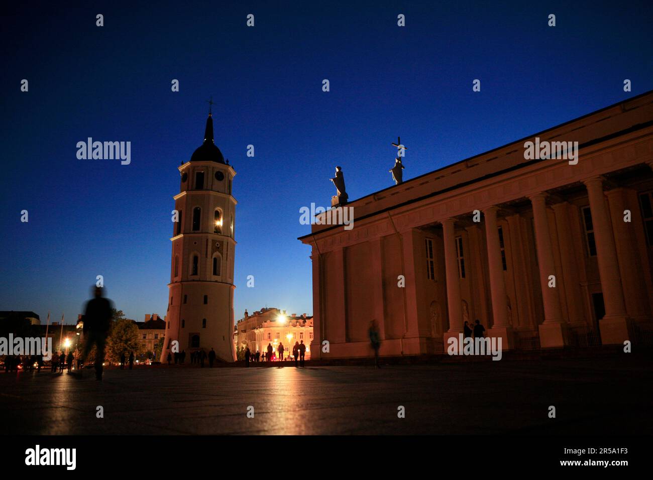 Die Kathedrale von Vilnius und ihr Glockenturm auf dem Platz der Kathedrale, Vilnius, Litauen. Stockfoto