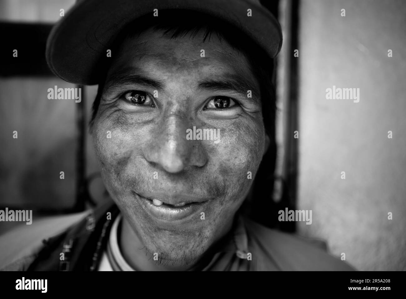 Ein Tarahumara-Läufer lächelt Stockfoto
