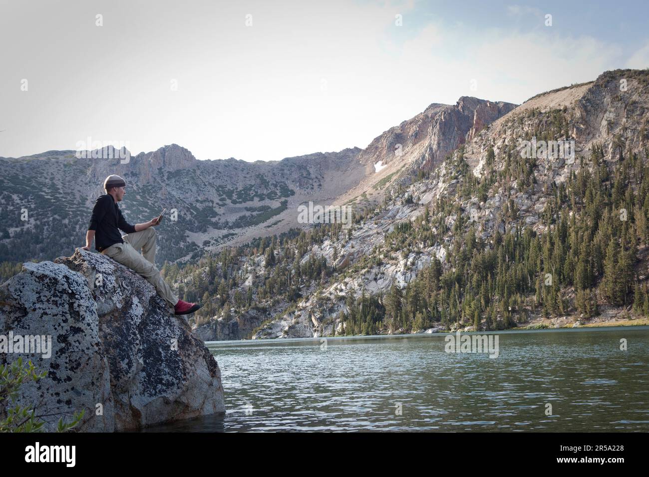 Ein Mann liest am Star Lake in den Sierra Nevada Mountains Stockfoto