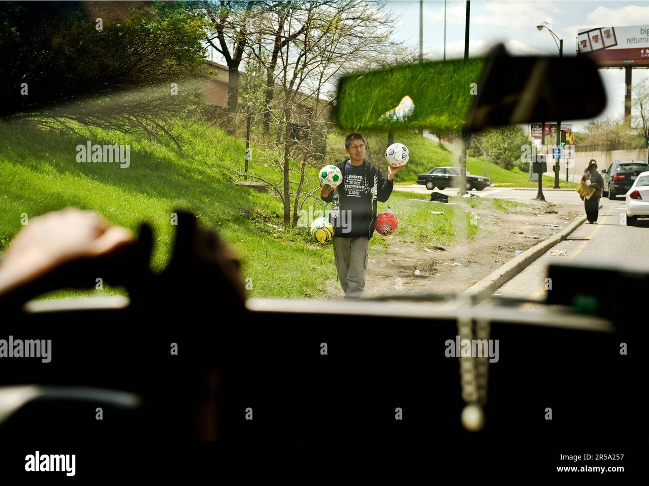 Mexikanische Amerikaner verkaufen Neuheiten in der Nähe eines großen Chicagoer Flughafens. Stockfoto