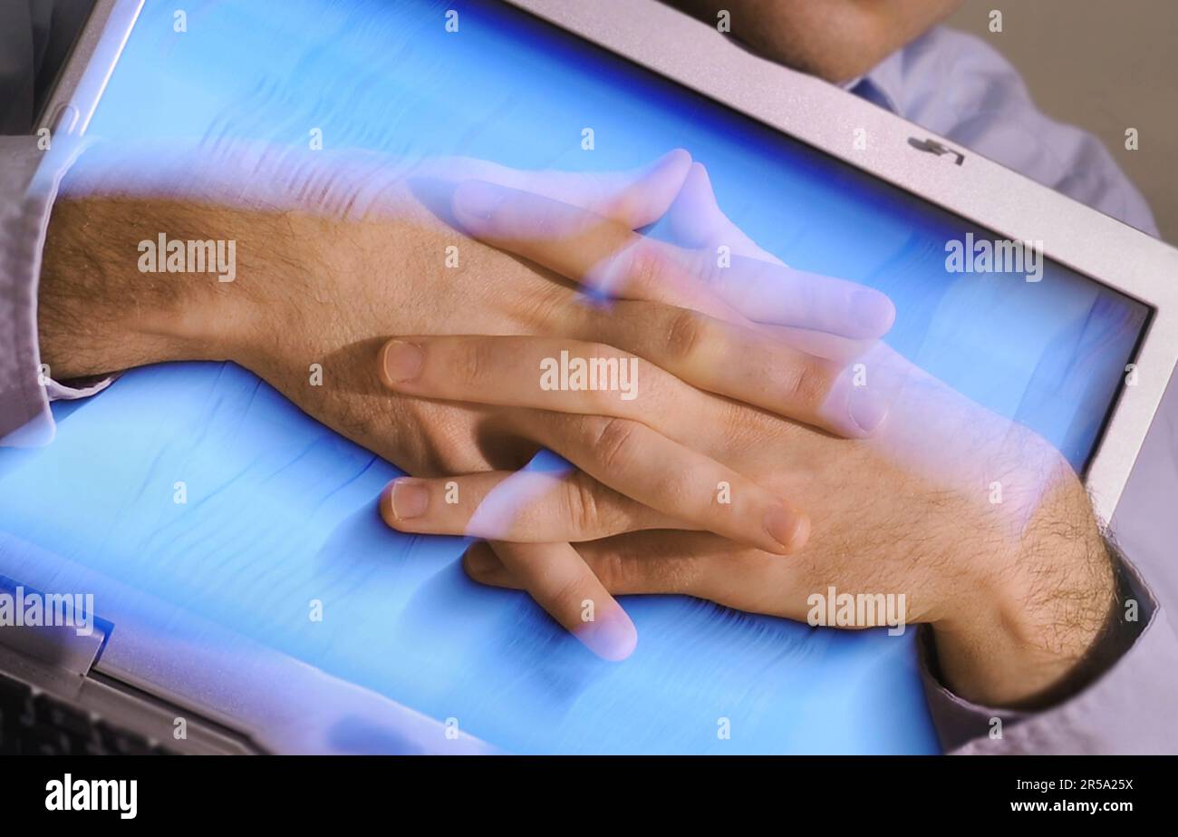 Verschwommenes Bild von Händen, die eng um einen Computerbildschirm gewickelt sind. Stockfoto