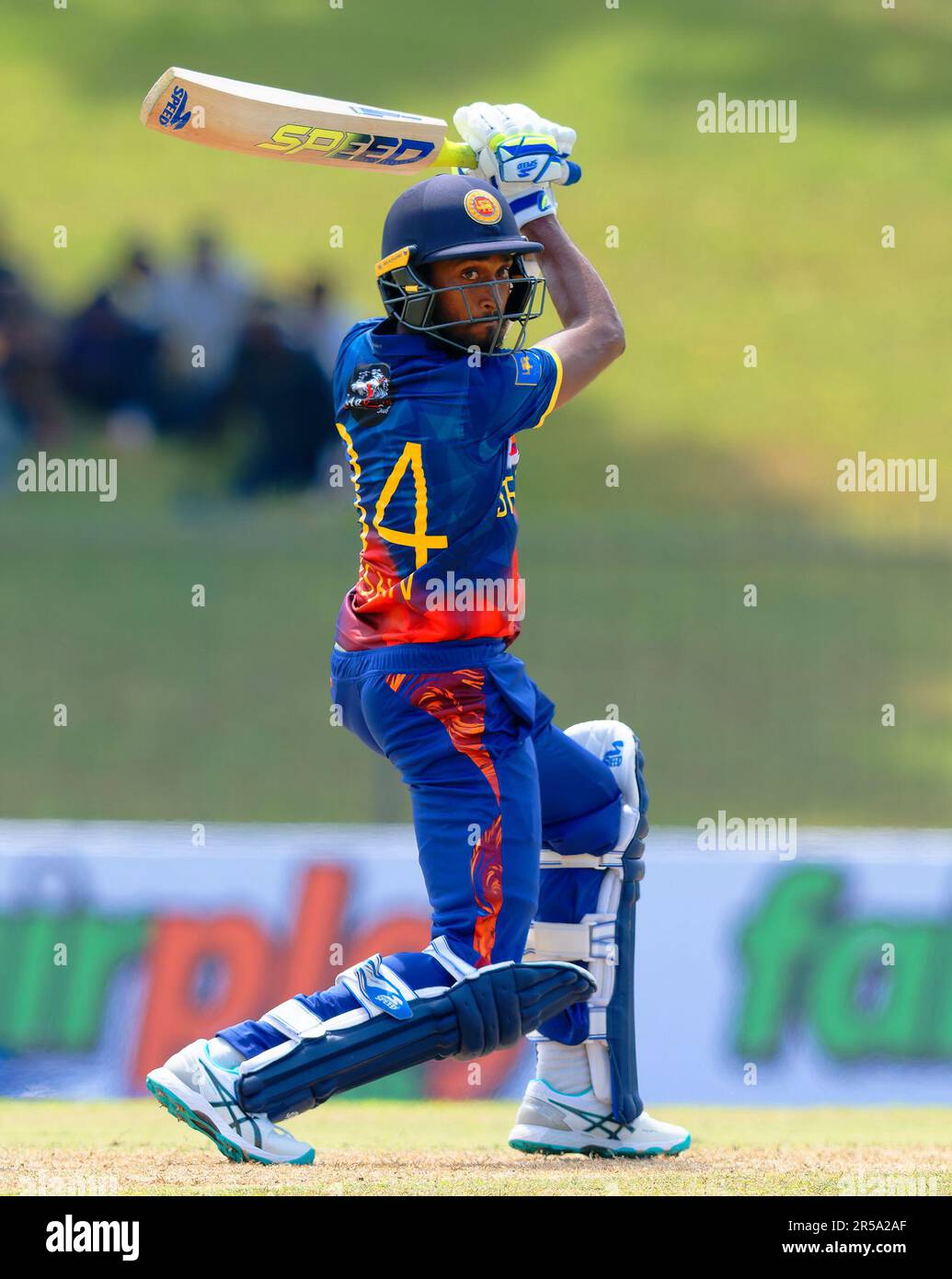 Hambantota, Sri Lanka. 02. Juni 2023 Sri Lankas Dushan Hemantha spielt während des ODI-Cricket-Spiels zwischen Sri Lanka und Afghanistan 1. im Mahinda Rajapaksa International Cricket Stadium in Hambantota am 02. Juni 2023 einen Schuss. Viraj Kothalwala/Alamy Live News Stockfoto