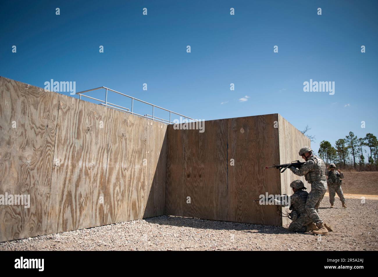 Drillsergeants demonstrieren, wie man sich beim Nahkampftraining richtig um eine Ecke bewegt. Stockfoto