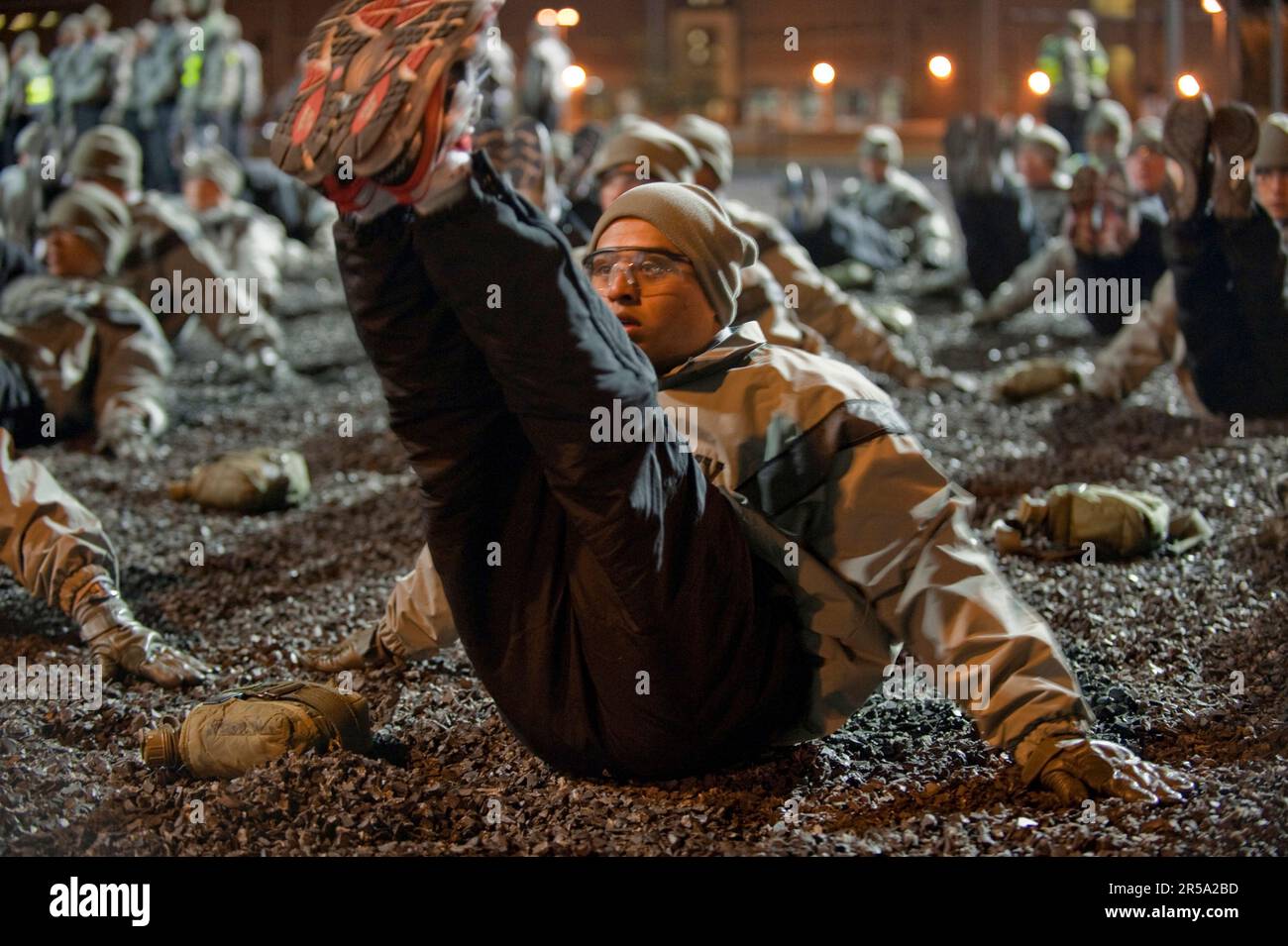 Früh am Morgen machen Soldaten während der körperlichen Ausbildung Beinlifterübungen. Stockfoto