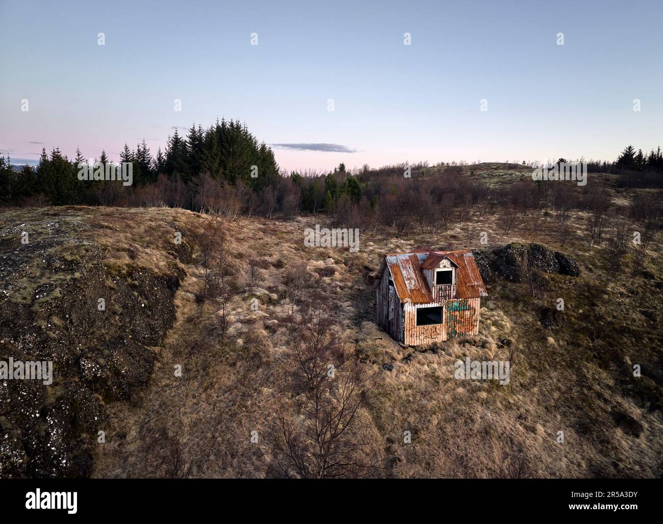 Kleines vergessenes Haus auf dem Hügel auf dem Land Stockfoto