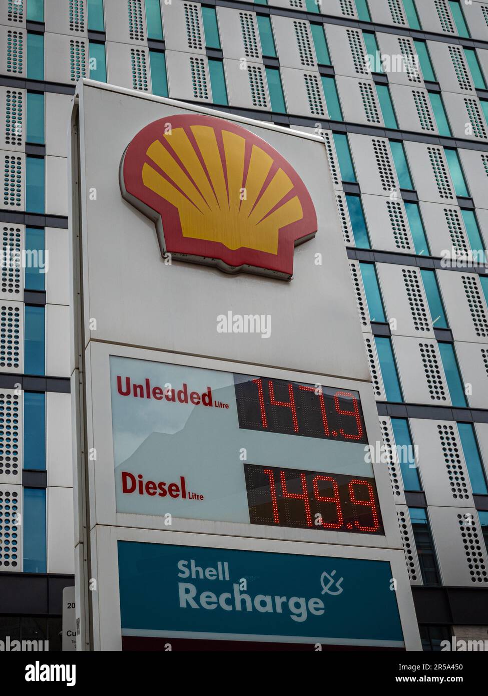 Shell Tankstelle im Zentrum von London in der Nähe des Old Street Kreisel. Schild Für Die Shell-Tankstelle. Benzinpreise in Großbritannien, Kraftstoffpreise in Großbritannien. Stockfoto