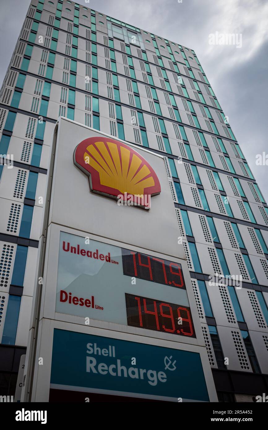 Shell Tankstelle im Zentrum von London in der Nähe des Old Street Kreisel. Schild Für Die Shell-Tankstelle. Benzinpreise in Großbritannien, Kraftstoffpreise in Großbritannien. Stockfoto