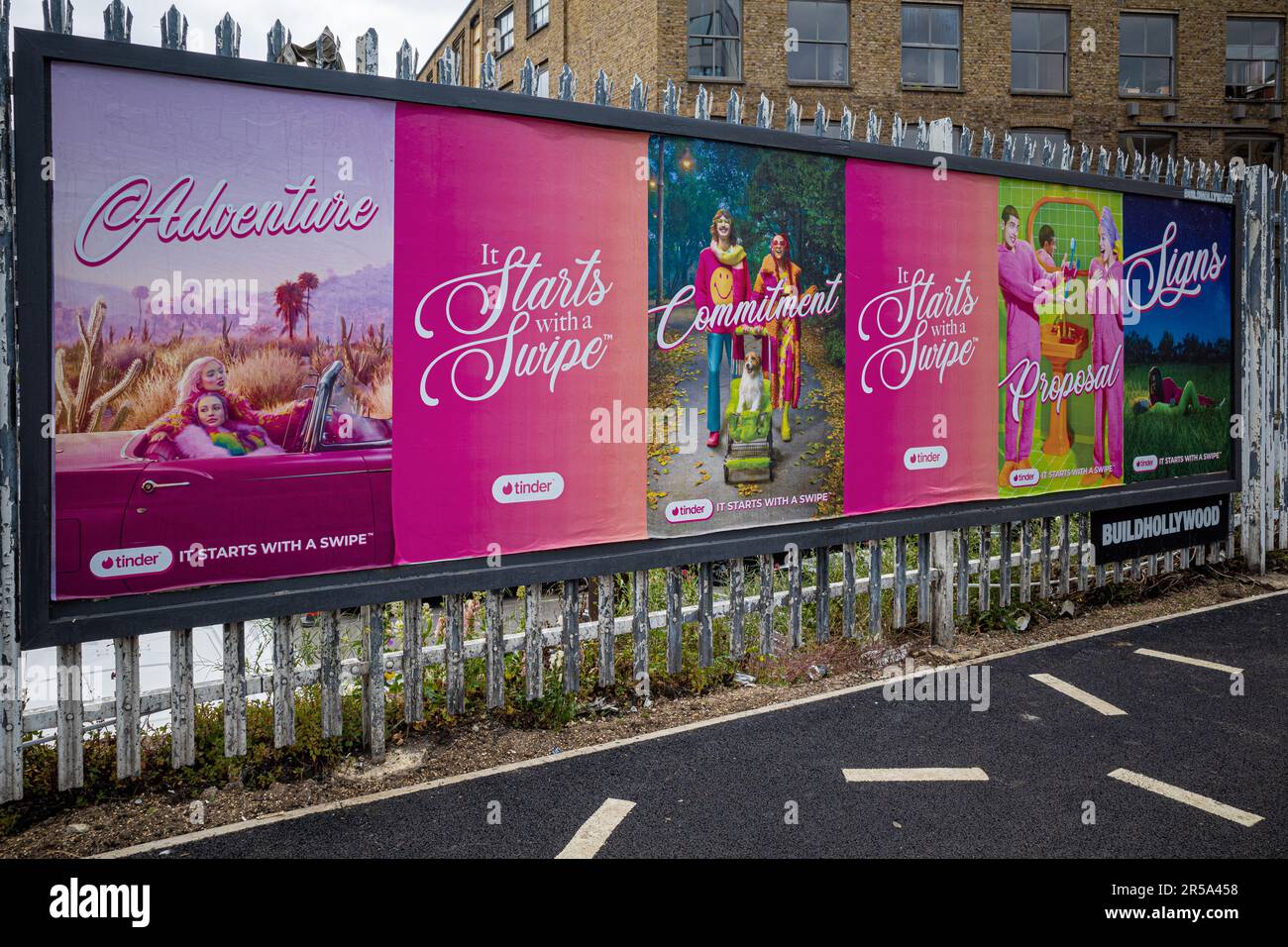 Tinder Ads London – Werbung für den Tinder Dating Service in Shoreditch East London UK. Werbeagenturen-Unfug. Stockfoto
