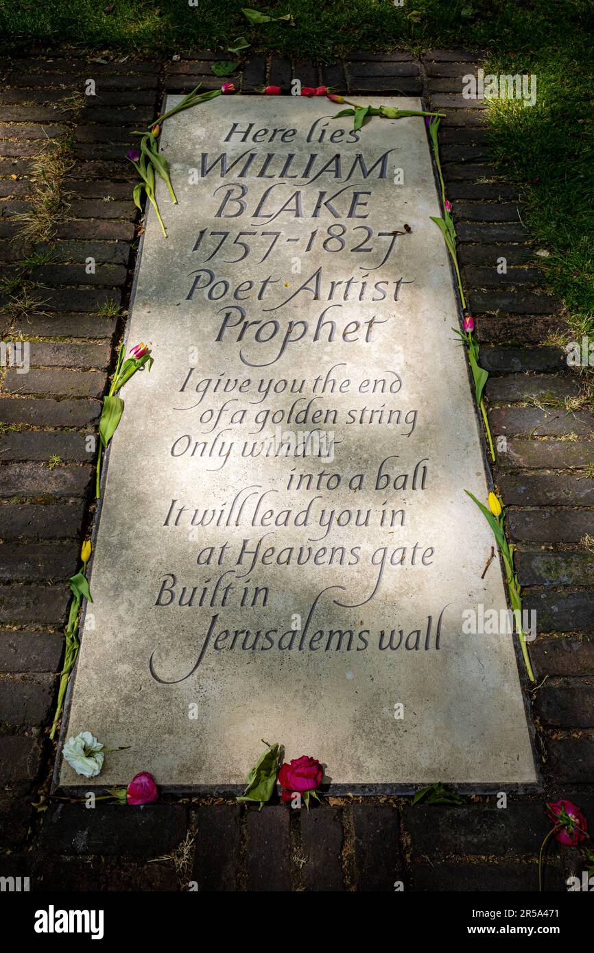 William Blake Grave - William Blake Gravestone in Bunhill Fields Grabstätte London. Stein installiert 2018, geschnitzt von Lida Cardozo, Jerusalem Vers. Stockfoto