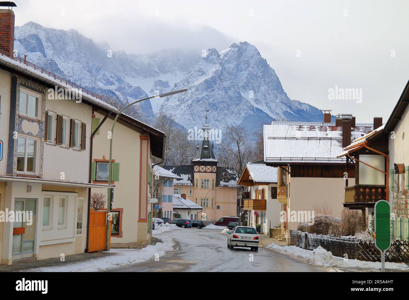 Das Bild wurde in Deutschland im Ferienort Garmisch-Partenkirchen aufgenommen. Auf dem Foto eine der malerischen Straßen einer verschlafenen Stadt in der Al Stockfoto
