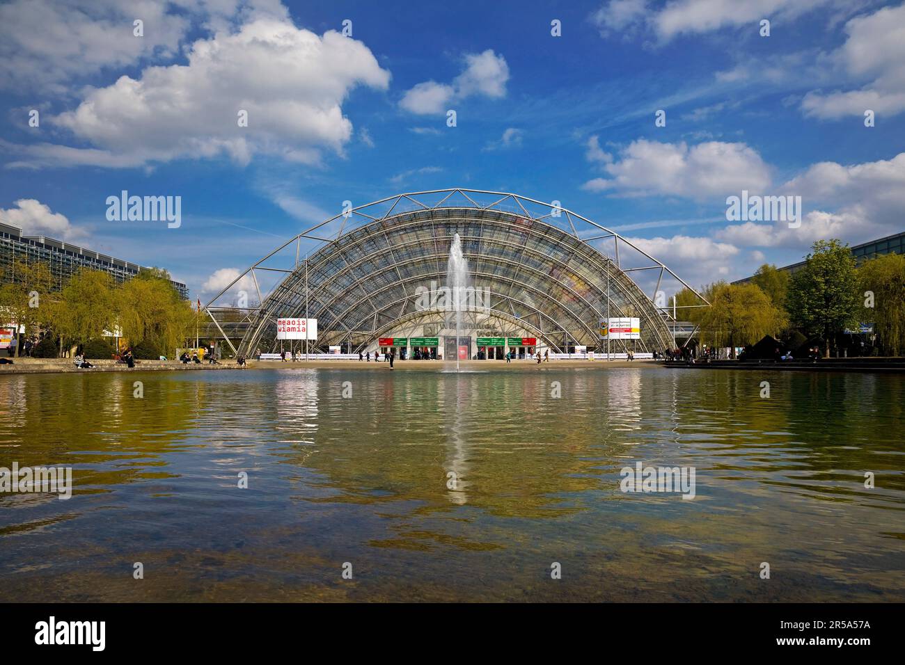 Wasserbecken vor der Glashalle mit Personen vor dem Haupteingang der Leipziger Buchmesse, Neuen Messe, Deutschland, Sachsen, Leipzig Stockfoto