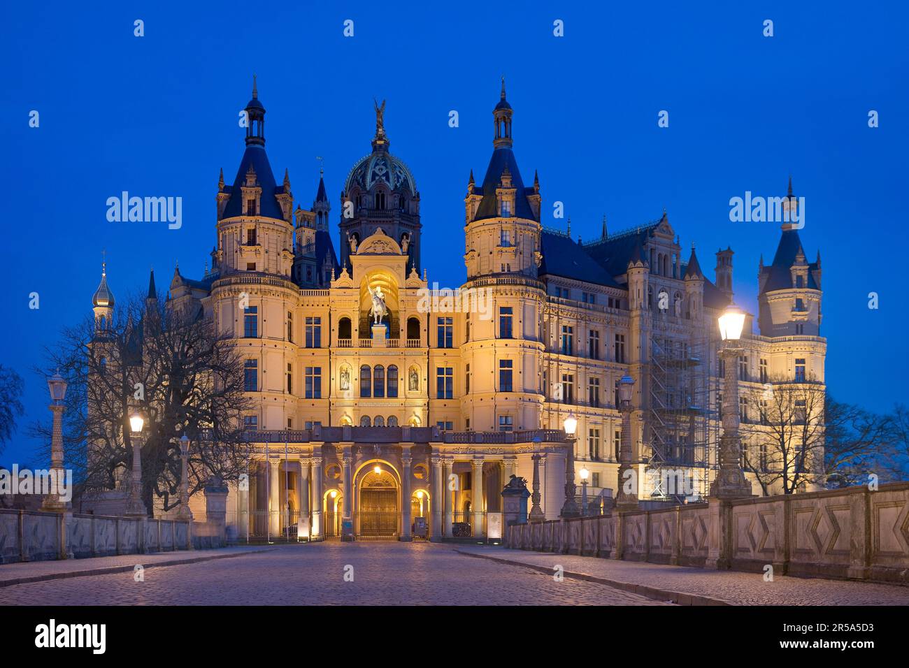 Beleuchtetes Schloss Schwerin am Abend, Deutschland, Mecklenburg-Vorpommern, Schwerin Stockfoto