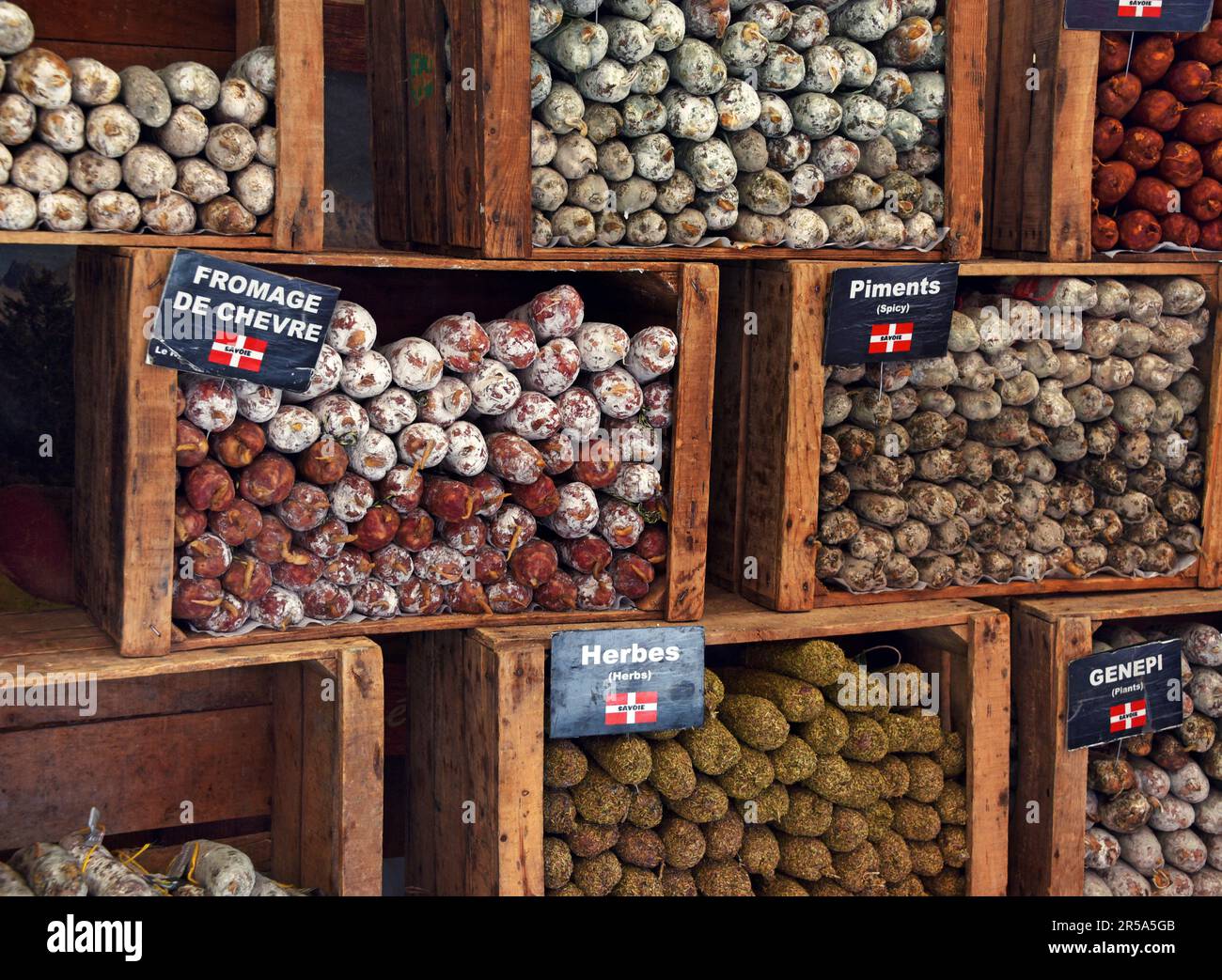 Verschiedene delikate Sommerwürste in Holzkisten auf dem Wochenmarkt, Frankreich, Savoie, Bourg saint Maurice Stockfoto