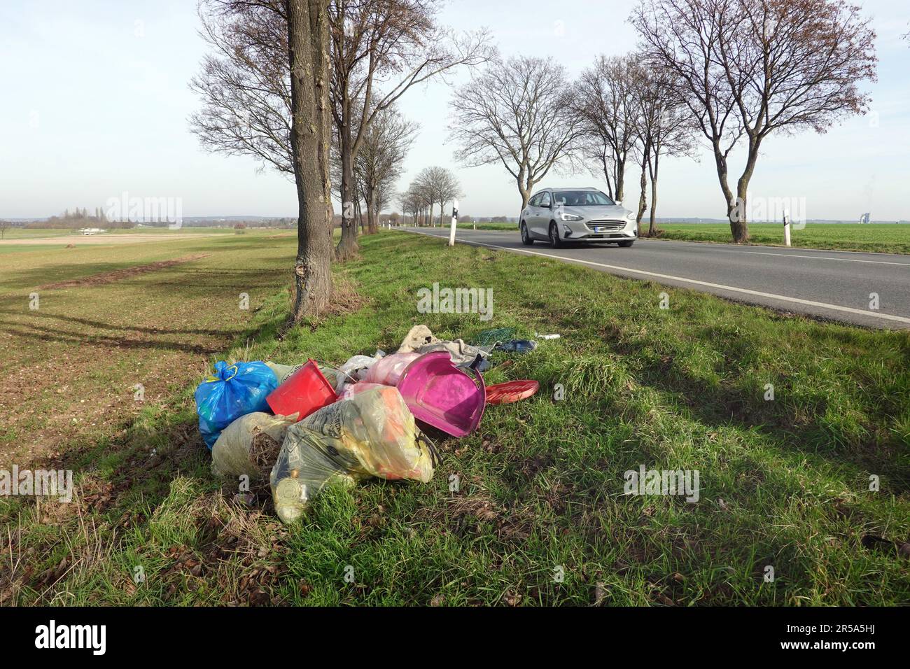 Illegale Abfallbehandlung an der Straßengrenze, Deutschland, Nordrhein-Westfalen Stockfoto