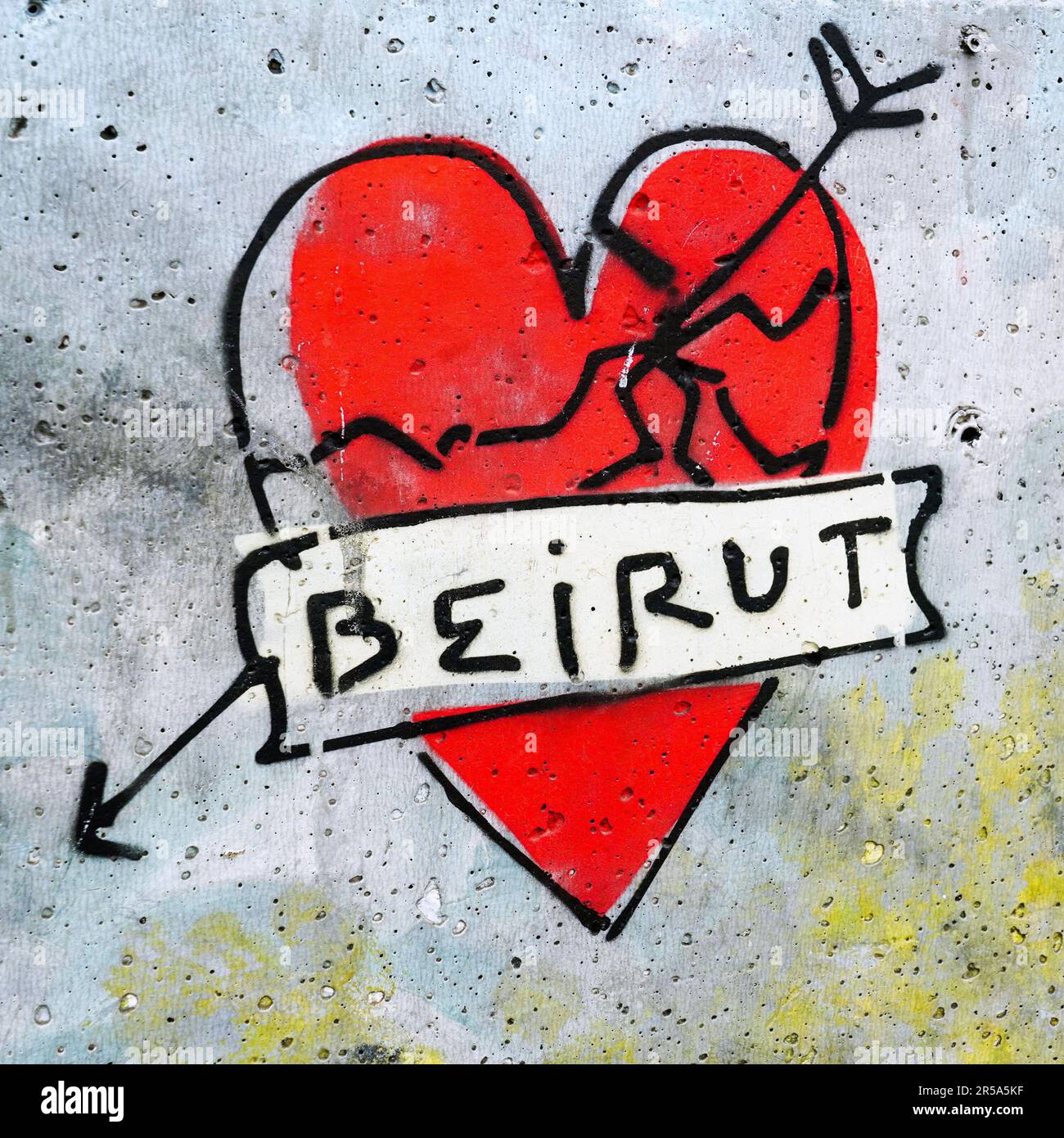 Beirut, Libanon: Graffitis an der Mauer zum Hafen mit dem zerstörten Getreidesilos der gewaltigen Explosion von 2,750 Tonnen Ammoniumnitrat, gelagert im Hafen der Stadt, die am 4.8.2020 die Stadt verwüstete Stockfoto