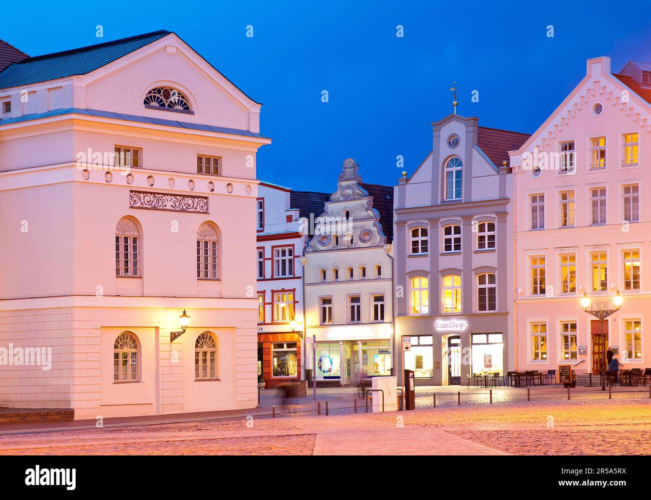Rathaus auf dem Markt mit Giebelhäusern am Abend, Deutschland, Mecklenburg-Vorpommern, Wismar Stockfoto