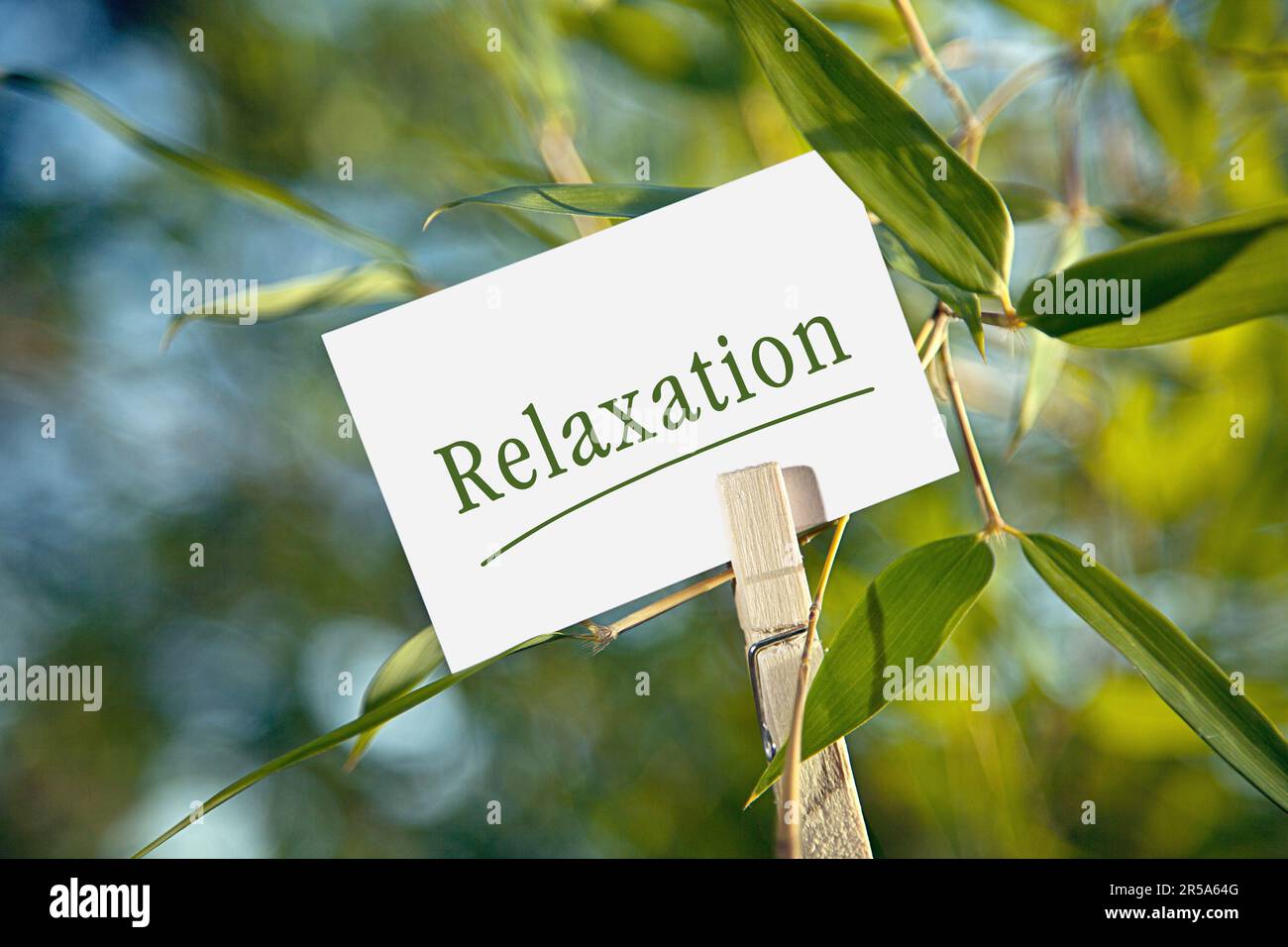 Laken an einem Bambus Schriftzug Relaxation Stockfoto