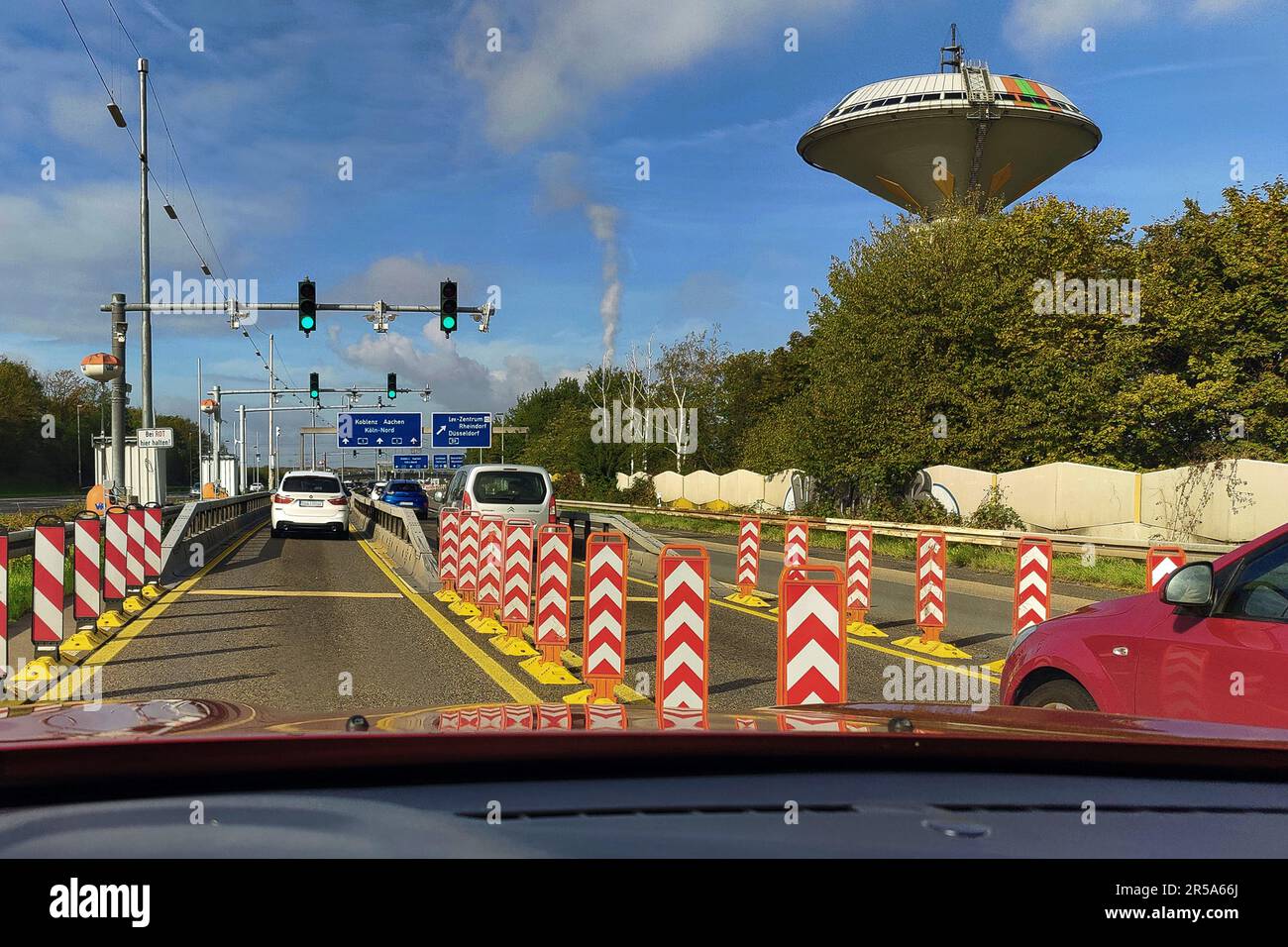 Blick aus dem Auto auf die Autobahn A1, wenn sie in den Gewichtskontrollbereich, Deutschland, Nordrhein-Westfalen, Leverkusen fährt Stockfoto