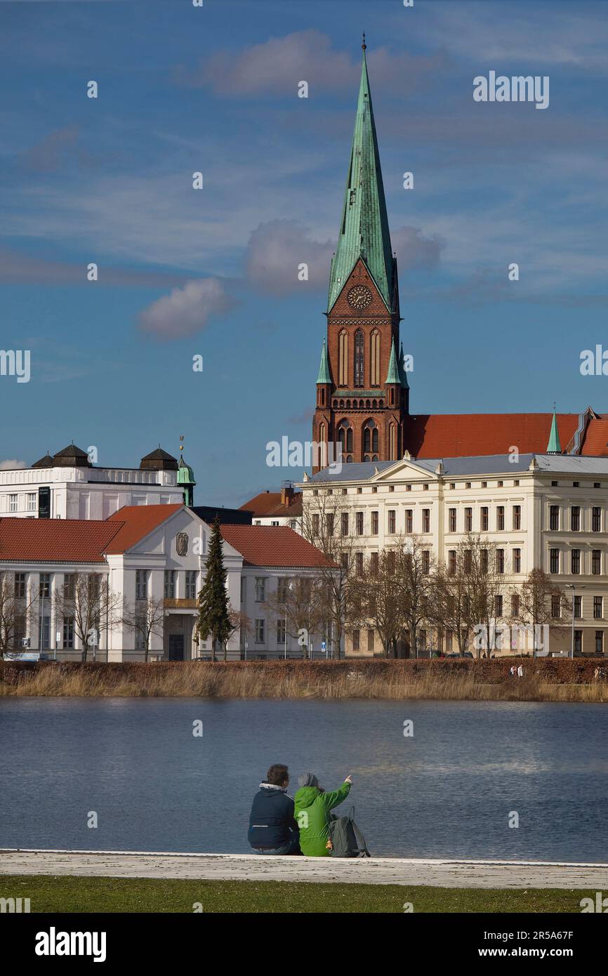 Blick auf die historische Altstadt mit dem Schweriner Dom von der schwimmenden Wiese, Deutschland, Mecklenburg-Vorpommern, Schwerin Stockfoto