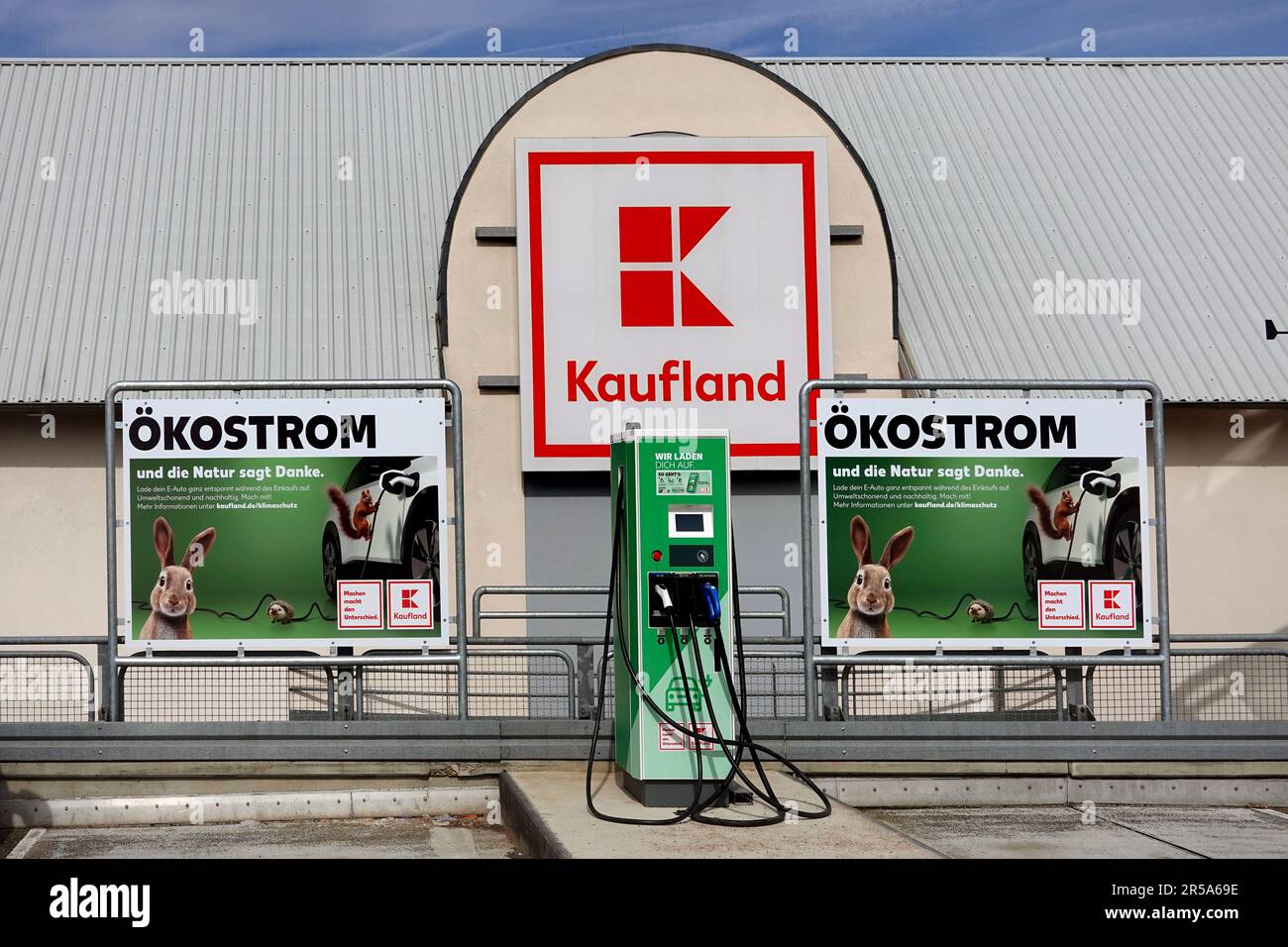 Ladestation für Elektrofahrzeuge in einem Supermarkt in Deutschland Stockfoto