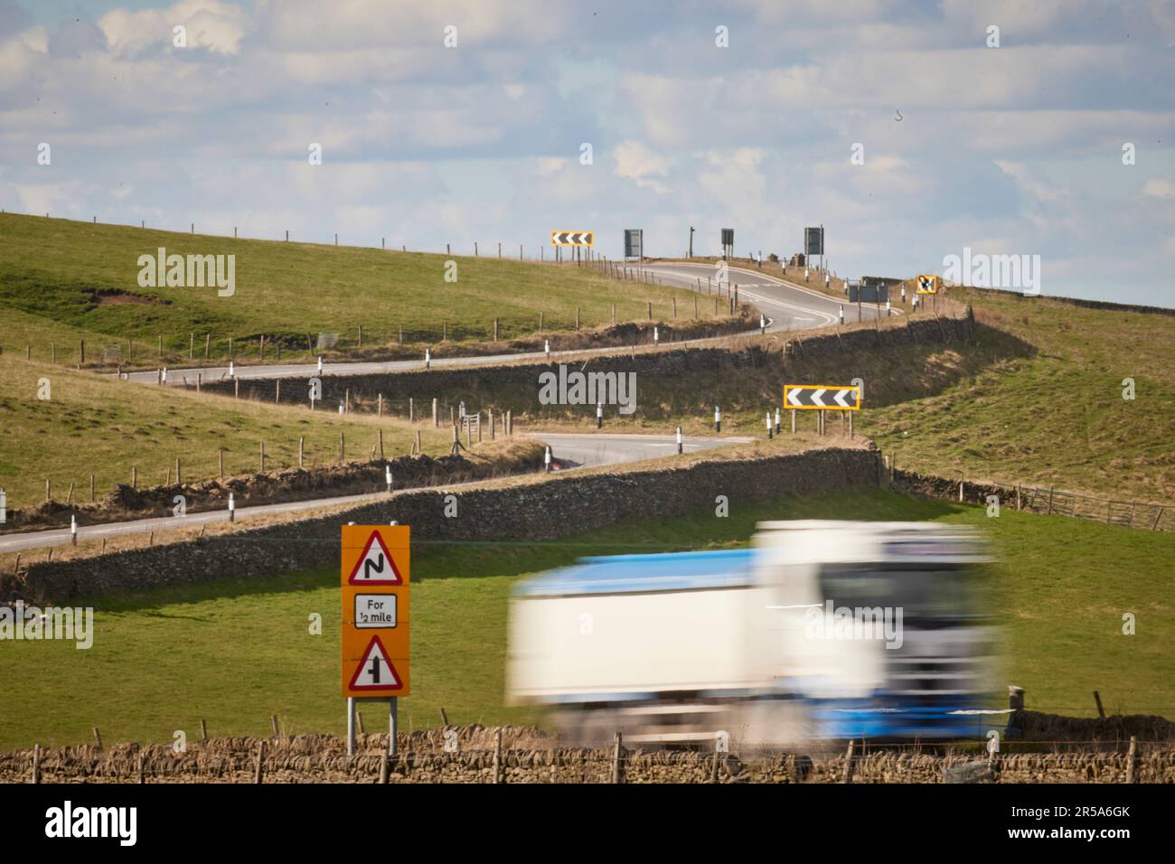 Macclesfield, Cheshire. Buxton Rd alias Cat and Fiddle Road A537, die kurvenreiche Landstraße, die als eine der gefährlichsten im Land gilt Stockfoto