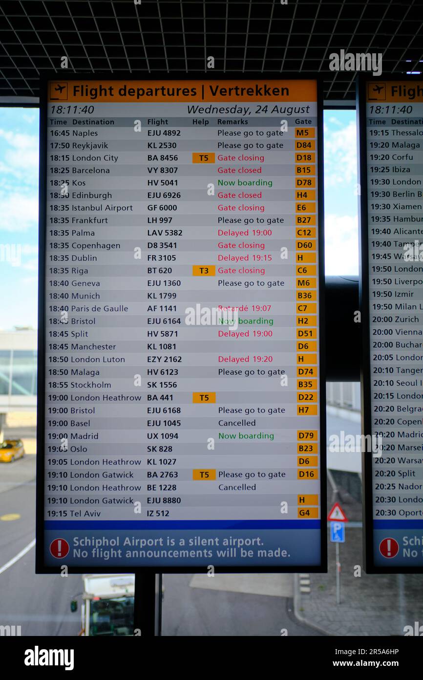 Amsterdam, Niederlande - August 24 2022: Abflug am Flughafen Amsterdam  Schiphol Stockfotografie - Alamy