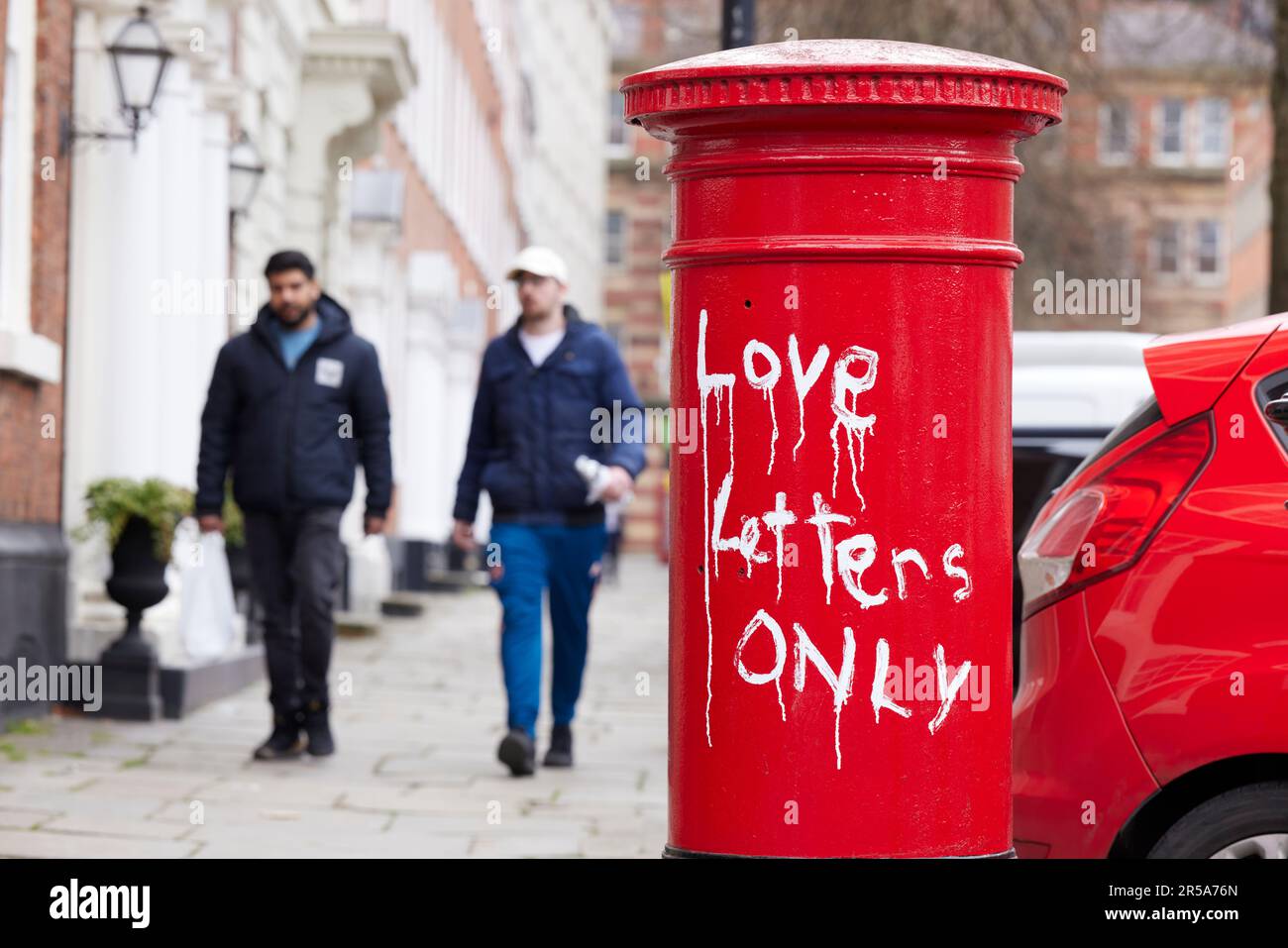 Love Letters nur Graffiti auf einer roten Pocken-Säule im Stadtzentrum von Manchester Stockfoto