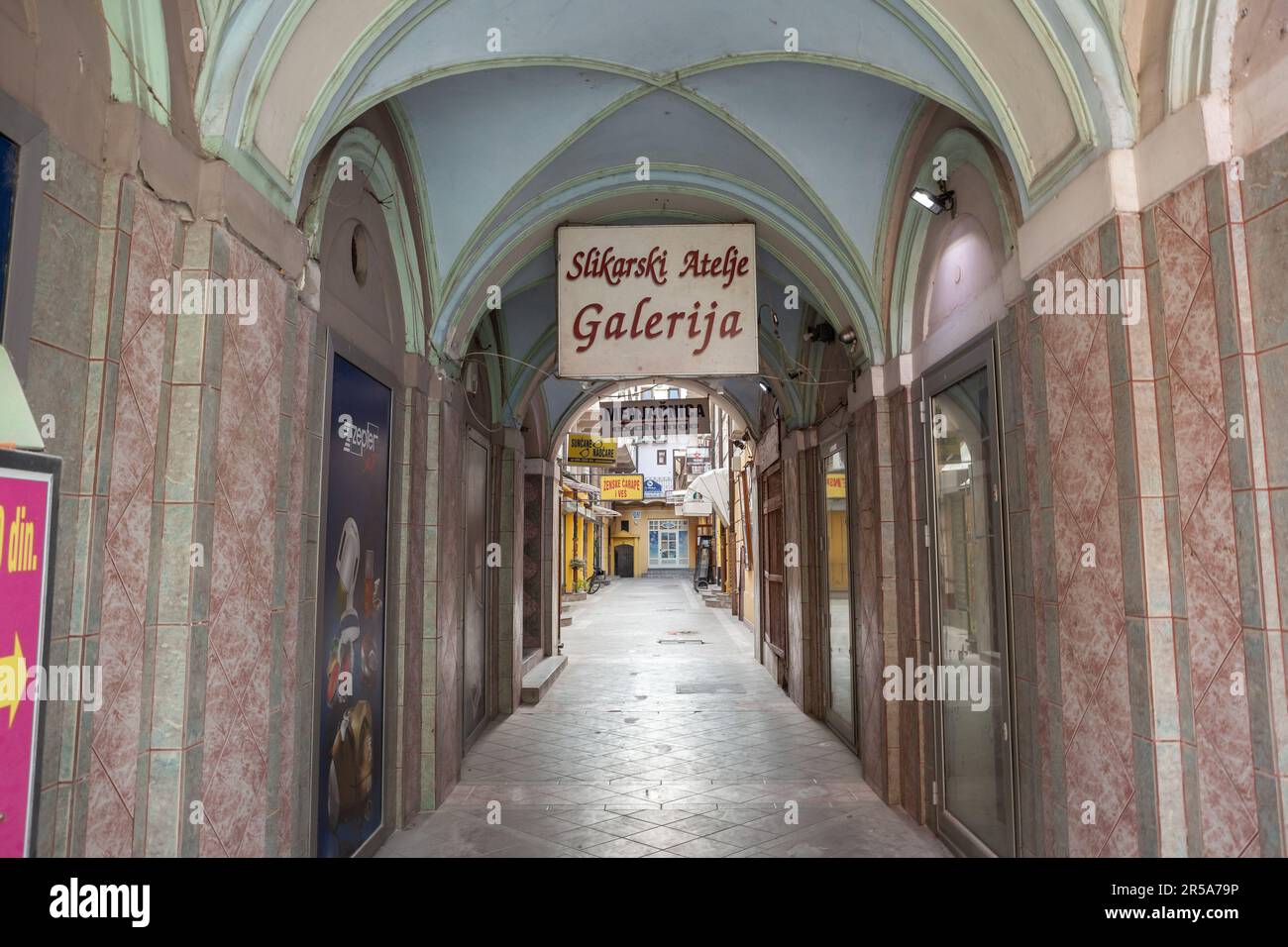 Bild einer kleinen Straße in der Nähe des Stadtzentrums von Novi Sad, einer kleinen überdachten Passage, die kleine Geschäfte und Boutiquen in der serbischen Hauptstadt verbirgt. Stockfoto