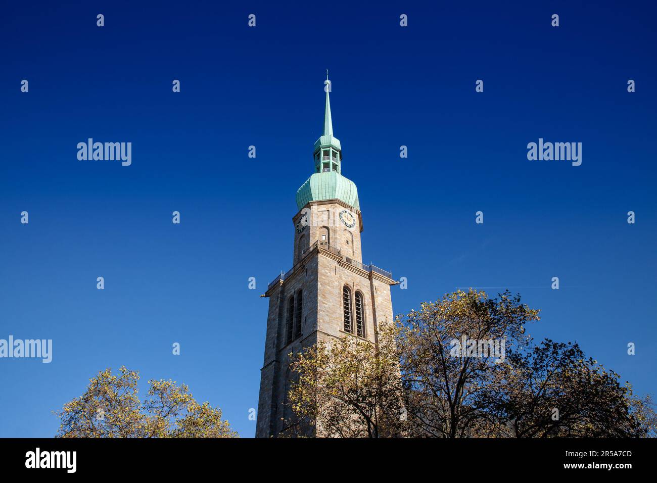 Das Bild des Kirchenkuches der reinoldikirche in Dortmund. Die lutherische protestantische Kirche St. Reinold ist es, laut Gründungsdatum Stockfoto