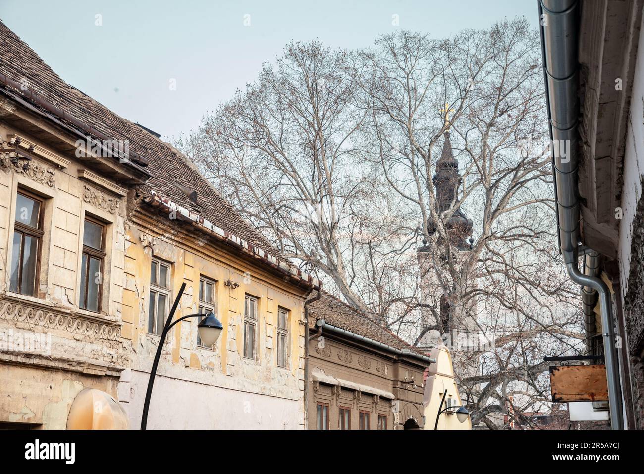 Bild der Unterkirche Sremski Karlovci, Serbien, von einer typisch österreichischen ungarischen Straße mit Wohngebäuden im Oldtimer-Stil. Sremski Karlovci i. Stockfoto