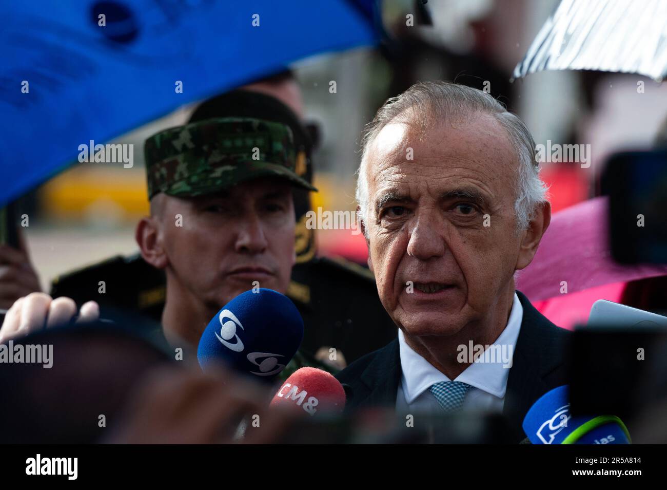 Der kolumbianische Verteidigungsminister Ivan Velasquez hält eine Pressekonferenz während einer Veranstaltung zur Anerkennung militärischer Auszeichnungen am 20. Mai 2023 in Bogota, Kolumbien. Stockfoto