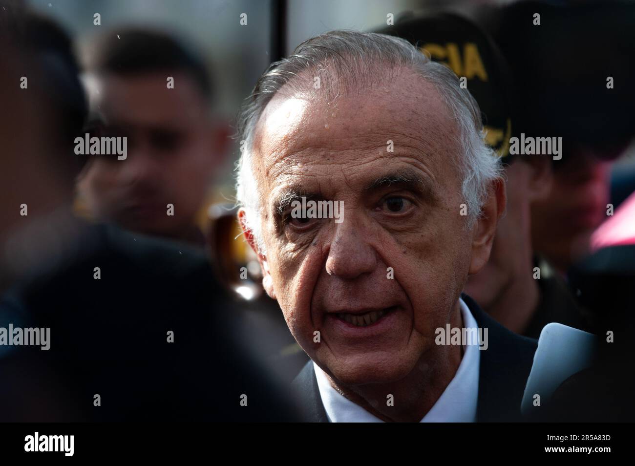 Der kolumbianische Verteidigungsminister Ivan Velasquez hält eine Pressekonferenz während einer Veranstaltung zur Anerkennung militärischer Auszeichnungen am 20. Mai 2023 in Bogota, Kolumbien. Stockfoto