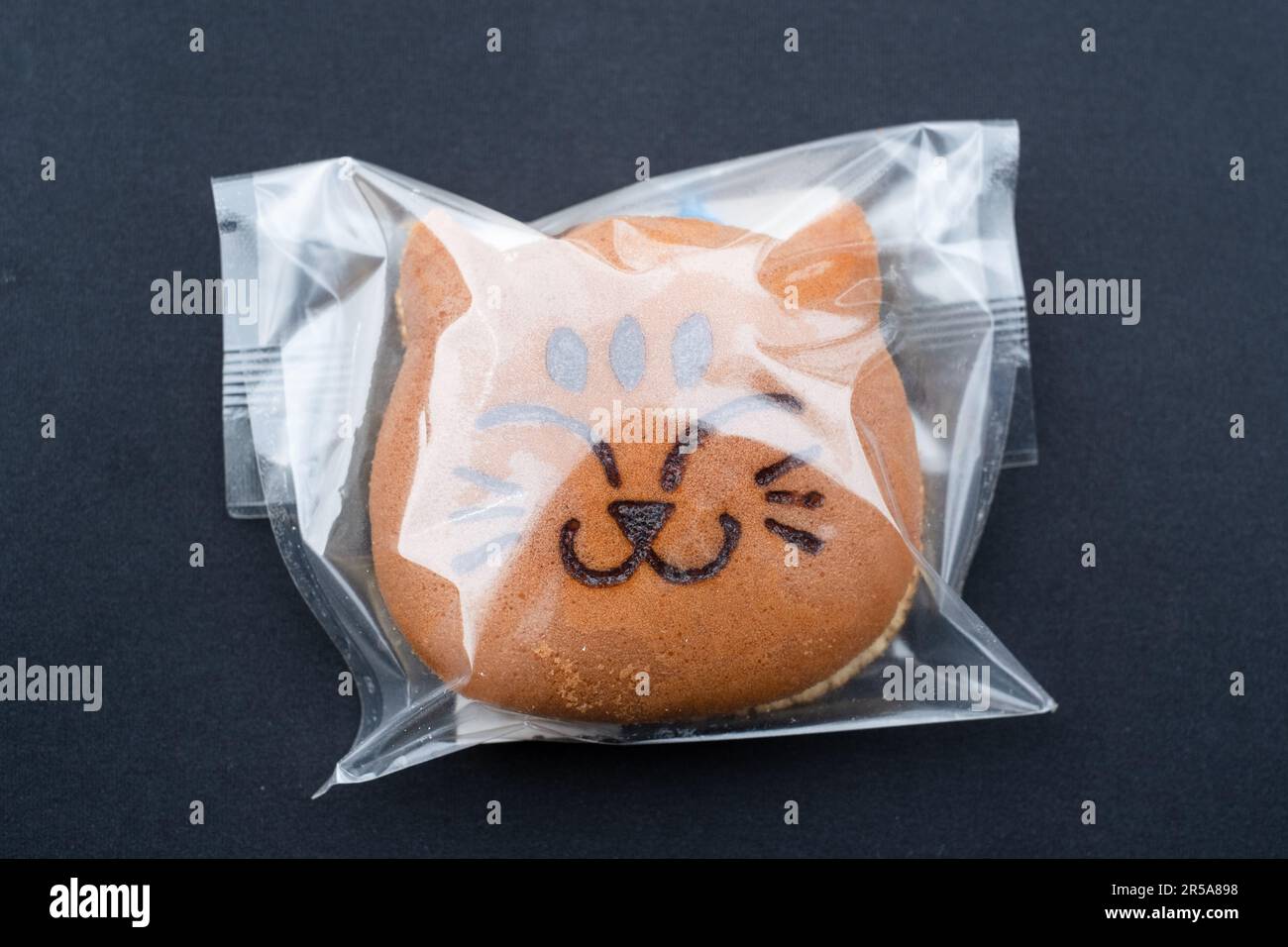 Rotes Bohnenpasta-Brötchen in Form eines Katzenkopfes, Tokio, Japan Stockfoto