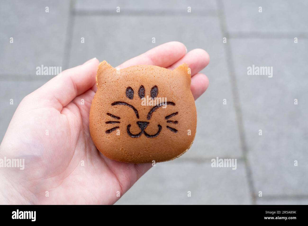 Rotes Bohnenpasta-Brötchen in Form eines Katzenkopfes, Tokio, Japan Stockfoto
