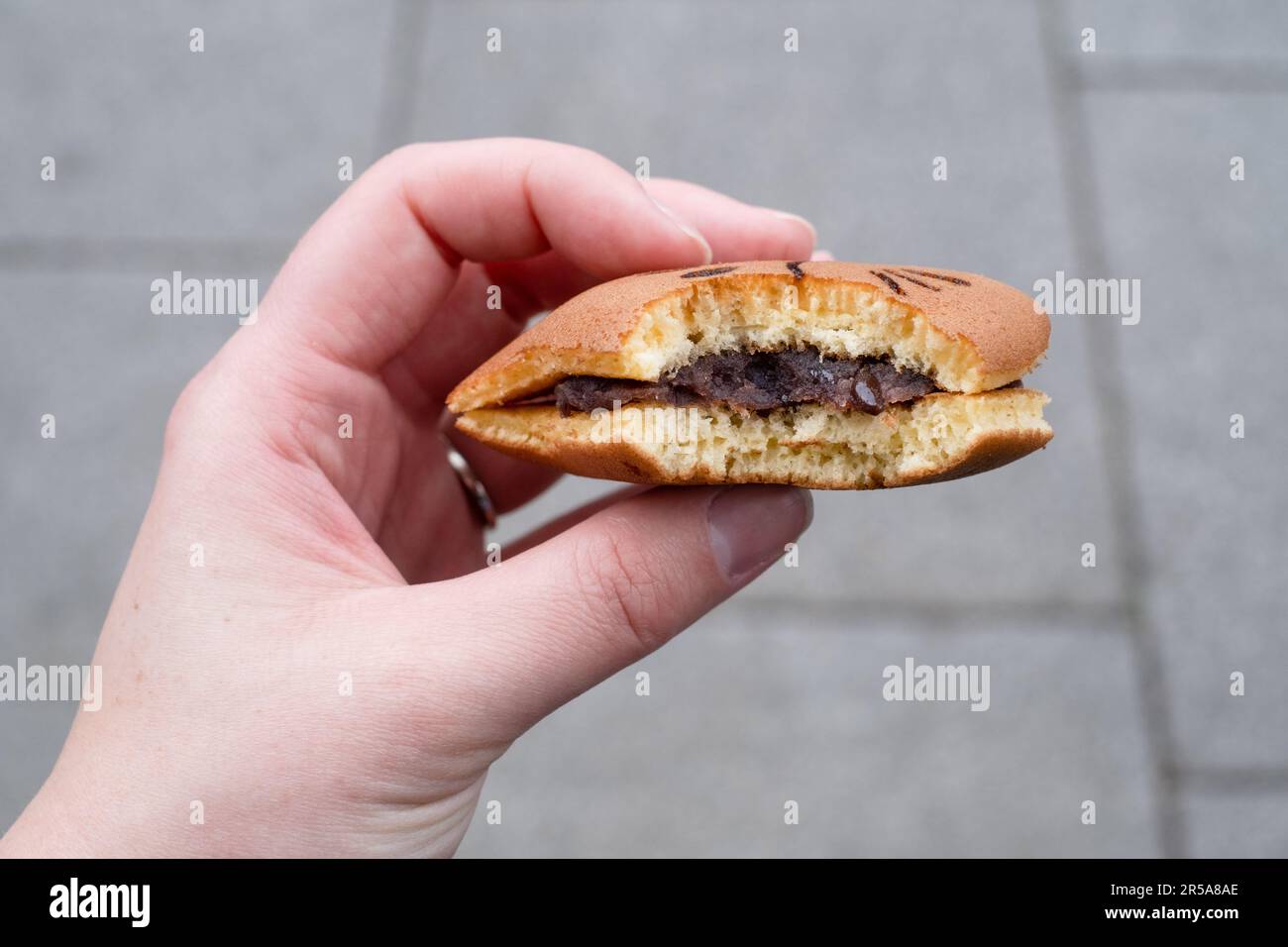 Rotes Bohnenpasta-Brötchen in Form eines Katzenkopfes, Tokio, Japan Stockfoto