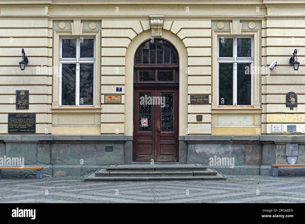 Belgrad, Serbien - 24. Oktober 2020: Eintritt zur Grundschule König Petar der erste in der Altstadt der Hauptstadt. Stockfoto