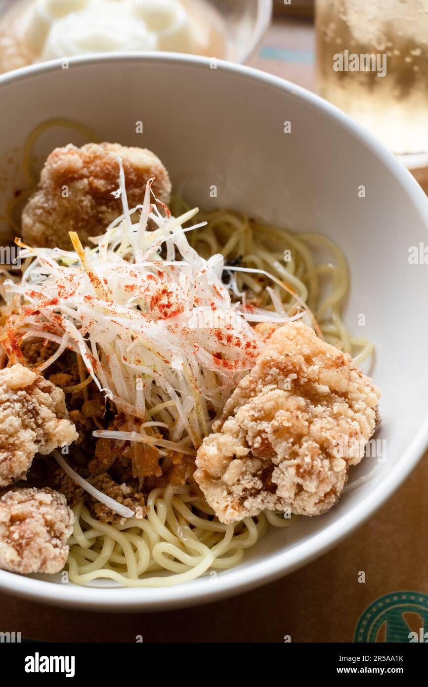 Hühnchen Karage mit Soba Nudeln, Tokio, Japan. Stockfoto