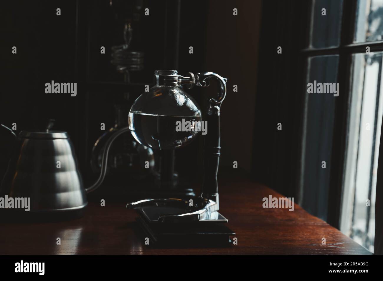 Vakuumkaffeemaschine auf Holztisch im Café Stockfoto