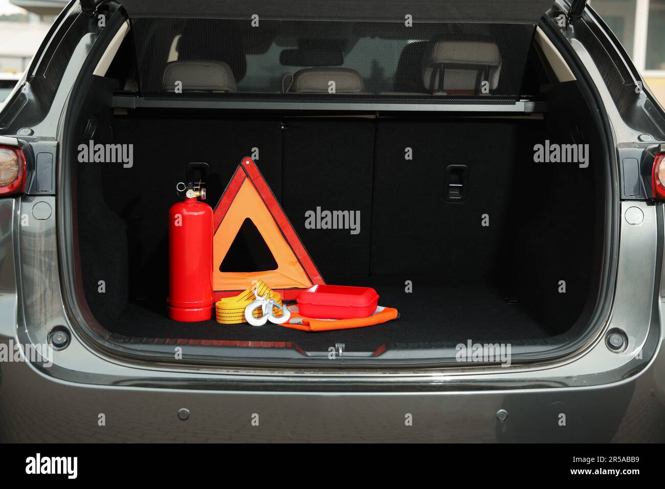 Set mit Sicherheitsausrüstung für Autos im Kofferraum, Platz für Text Stockfoto