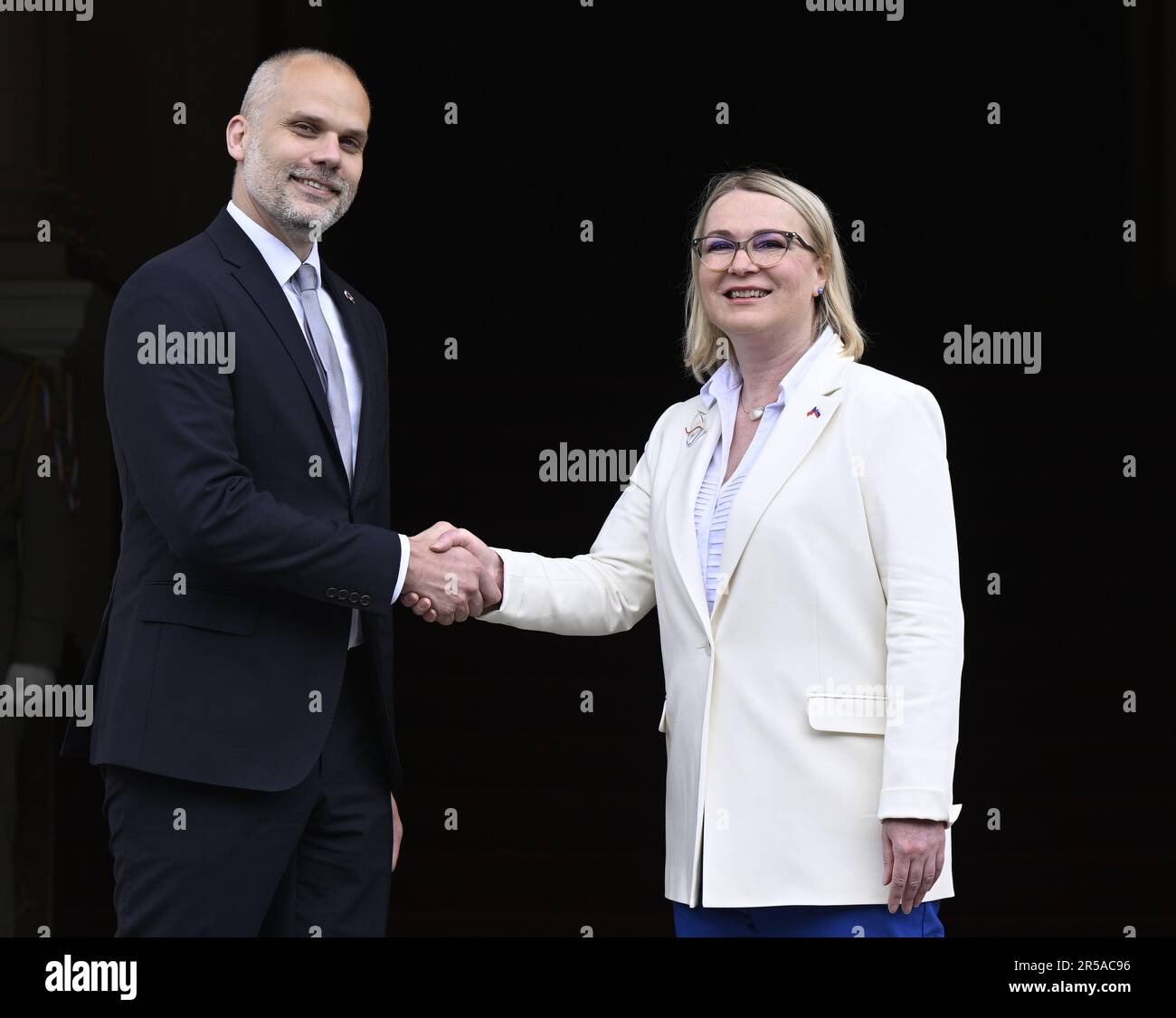 Prag, Tschechische Republik. 02. Juni 2023. Die tschechische Verteidigungsministerin Jana Cernochova trifft am 2. Juni 2023 in Prag, Tschechische Republik, ihren slowakischen Amtskollegen Martin Sklenar. Kredit: Michal Krumphanzl/CTK Photo/Alamy Live News Stockfoto