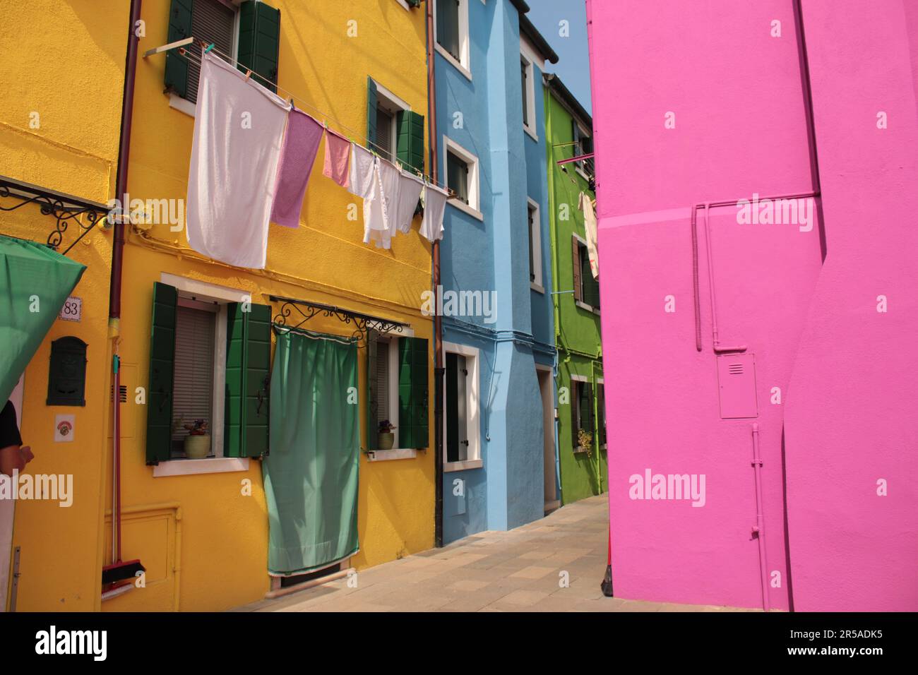 Venedigs Katzen und farbenfrohe Gebäude Stockfoto