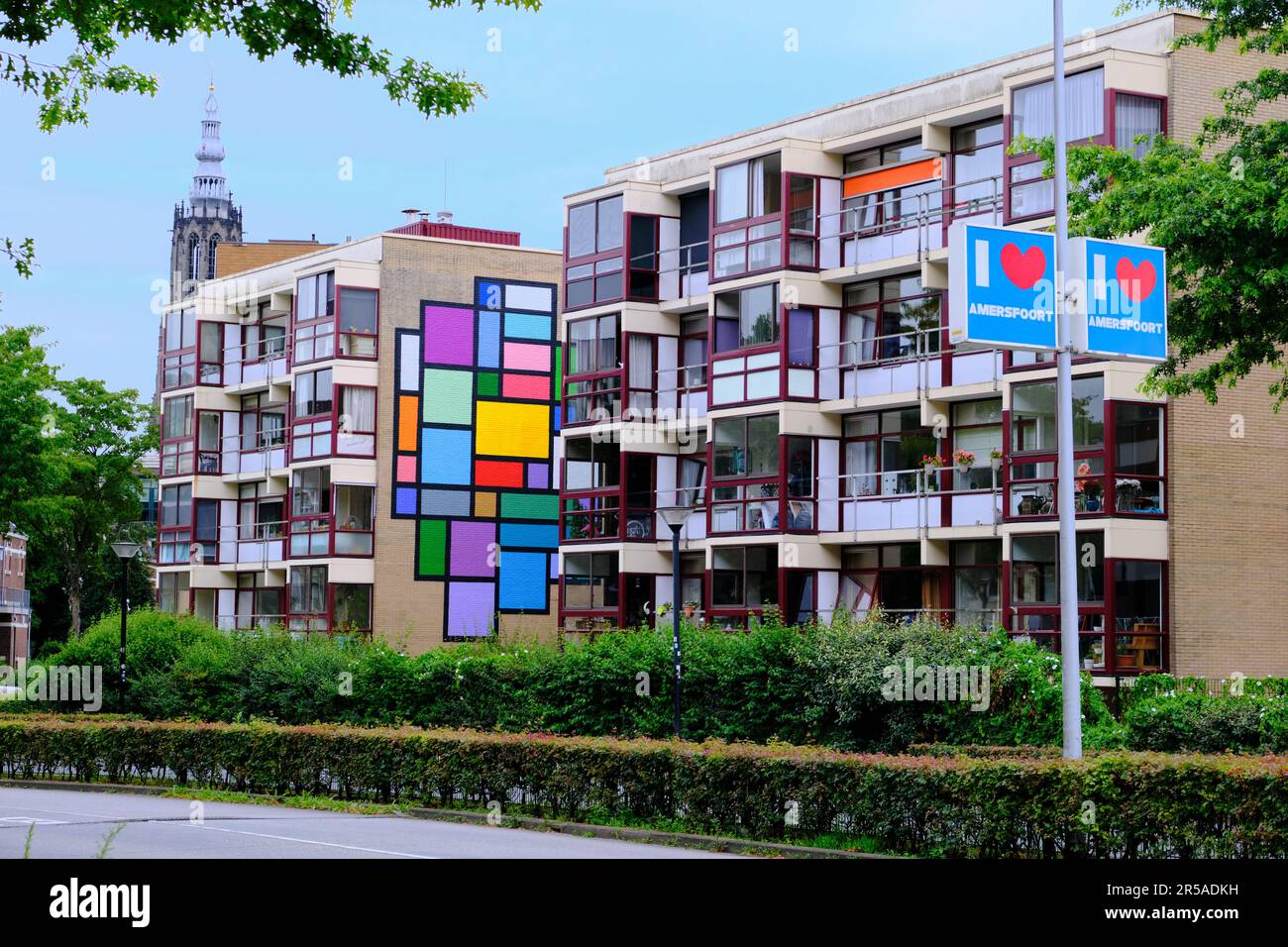 Amersfoort, Niederlande, 6. Juli 2022; Kunstwerk im Stadtzentrum zu Ehren des 150. Geburtstags des abstrakten Künstlers Piet Mondrian. Stockfoto