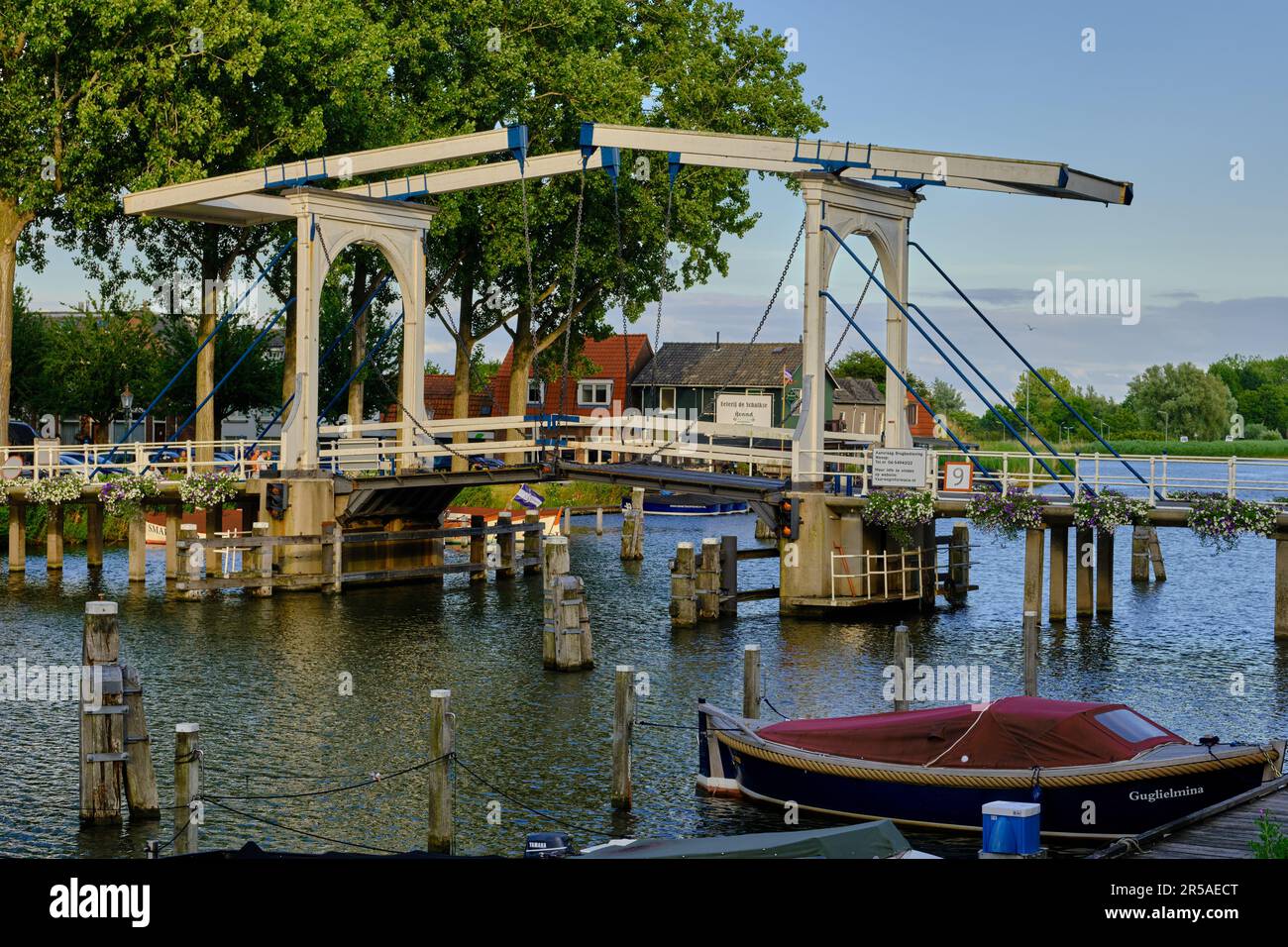 Weesp, Niederlande - Juli 05. 2022. Lange Vechtbrug Holzzugbrücke über den Fluss Vecht zwischen Hoogstraat und Ossenmarkt. Stockfoto