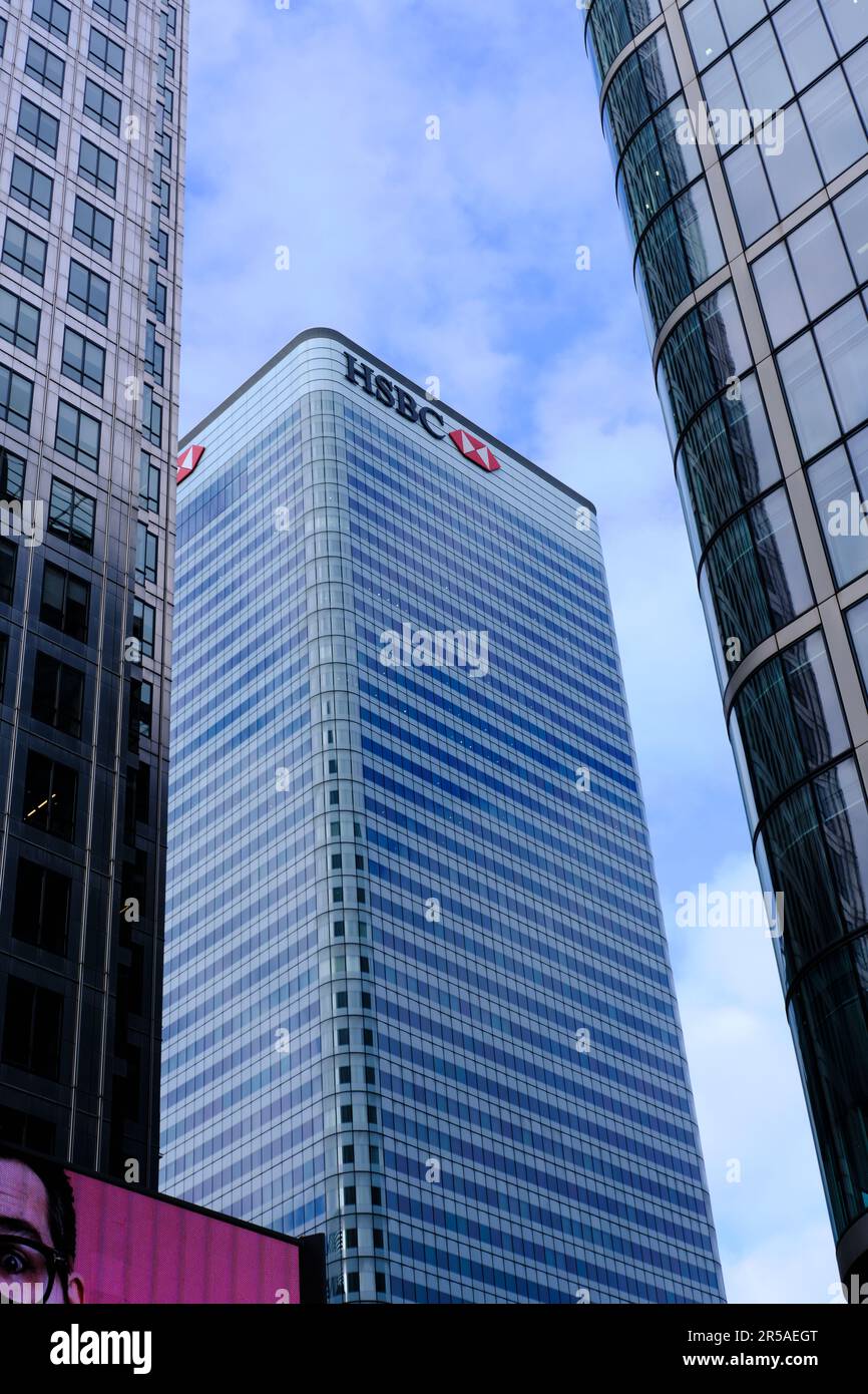 London, Großbritannien - 22. April 2022: Außenansicht der HSBC-Niederlassung und der Finanzbankgebäude in Canary Wharf Docklands. Ansicht aus niedrigem Winkel. Stockfoto