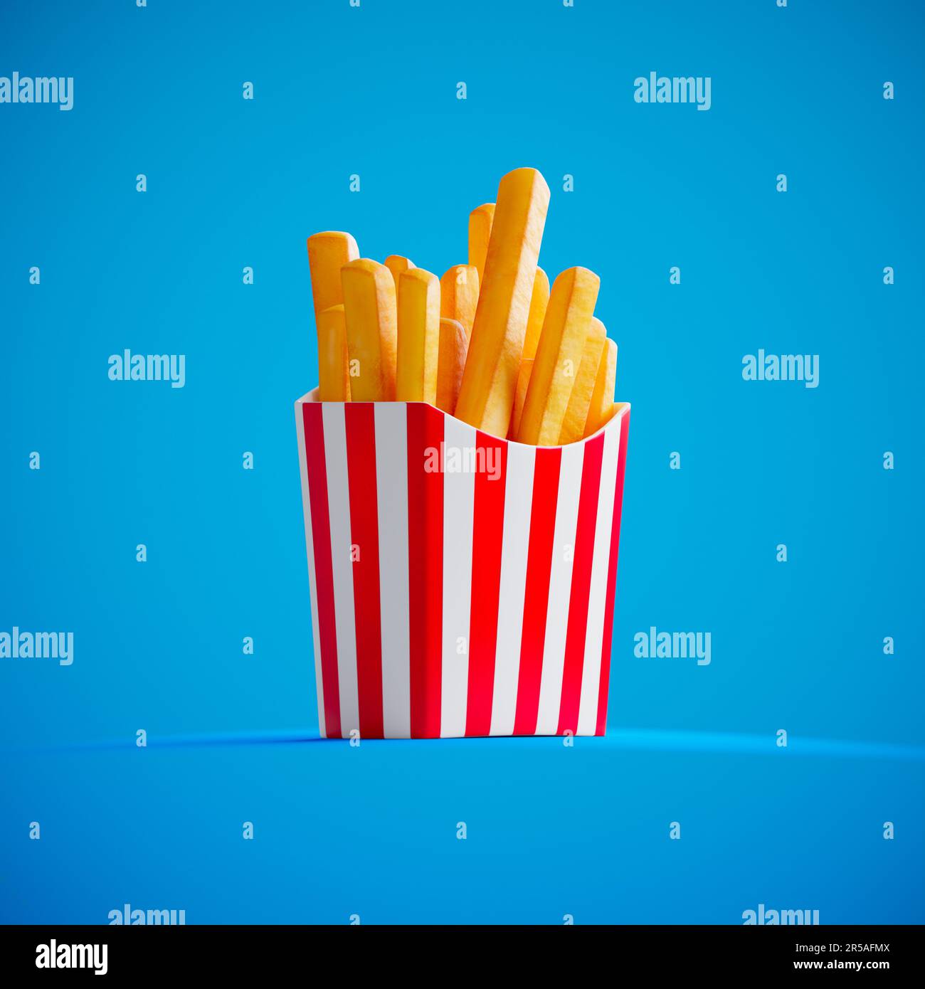 Packung mit köstlichen pommes auf blauem Hintergrund. Köstlicher internationaler Snack. Handgeschnittene, knusprige und salzige Pommes frites für Ihren Hunger. An Stockfoto