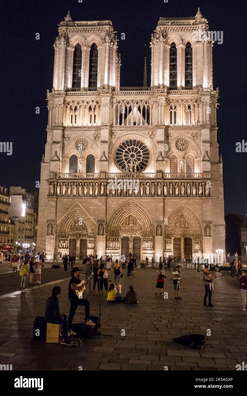 Paris, Frankreich - 09-10-2018: Die Kathedrale Notre Dame mit Straßenkünstler bei Nacht Stockfoto