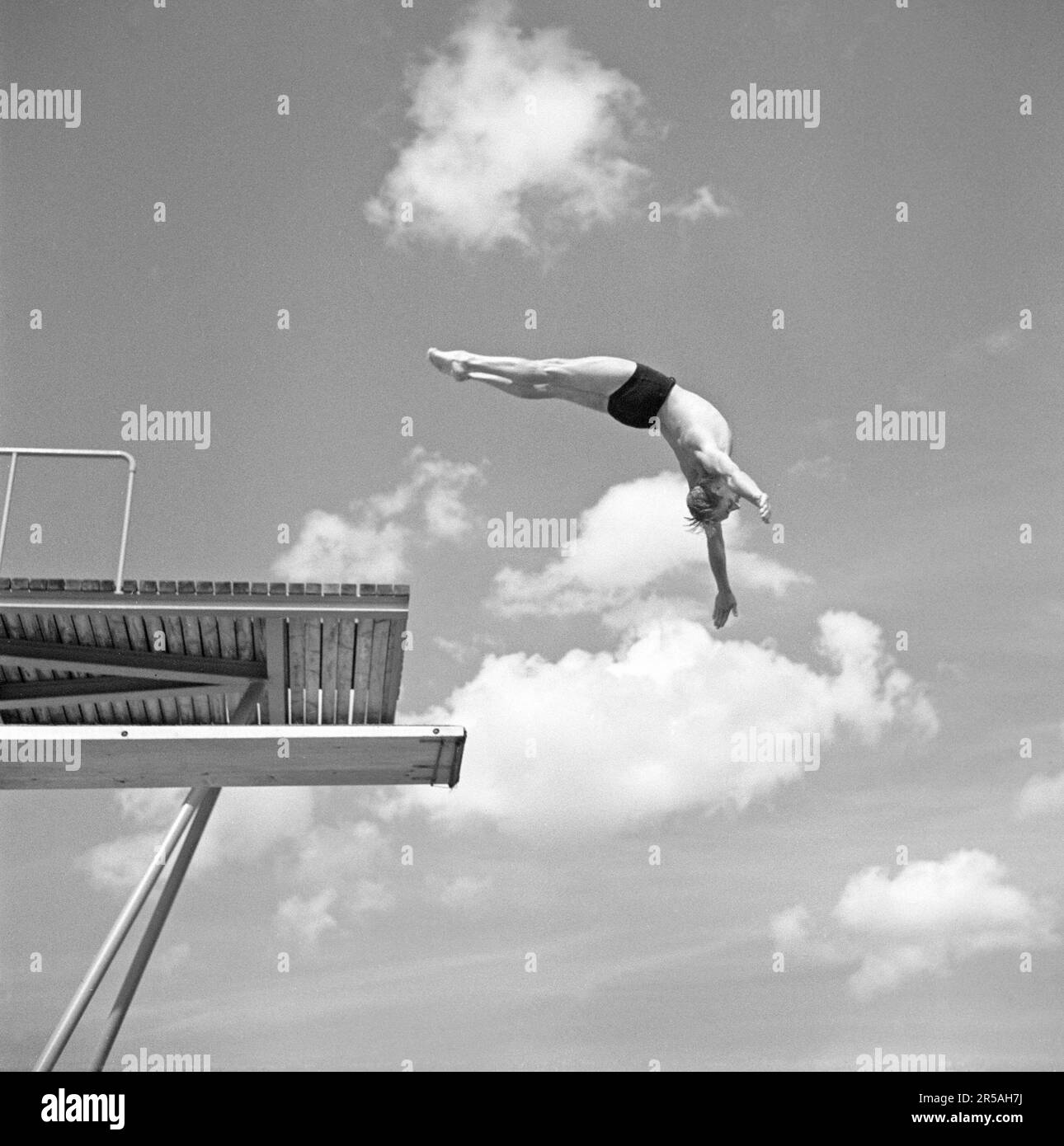 Diver Eugen Ahnström trat für den Sportverein Hellas an und gewann die schwedische Meisterschaft in Straight Jumps in den Jahren 1928, 1931 und 1933-37. Seine Stärke war die elegante Körperdehnung, seine Schwäche der Mangel an Sicherheit. Viele Jahre lang war er auch einer der besten Turner Schwedens. Schweden 1940. Kristoffersson Ref. 143-2 Stockfoto