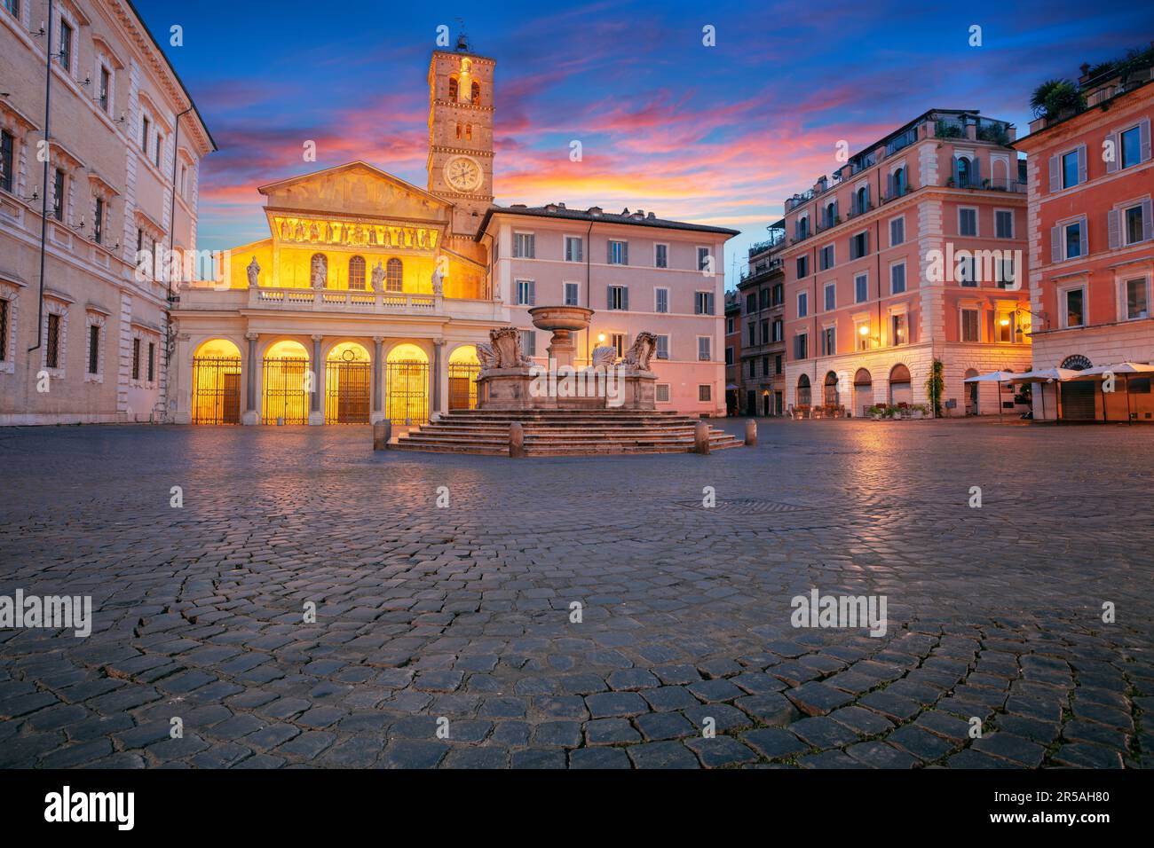 Rom, Italien. Stadtbild von Rom, Italien mit Piazza Santa Maria in Trastevere bei Sonnenuntergang. Stockfoto