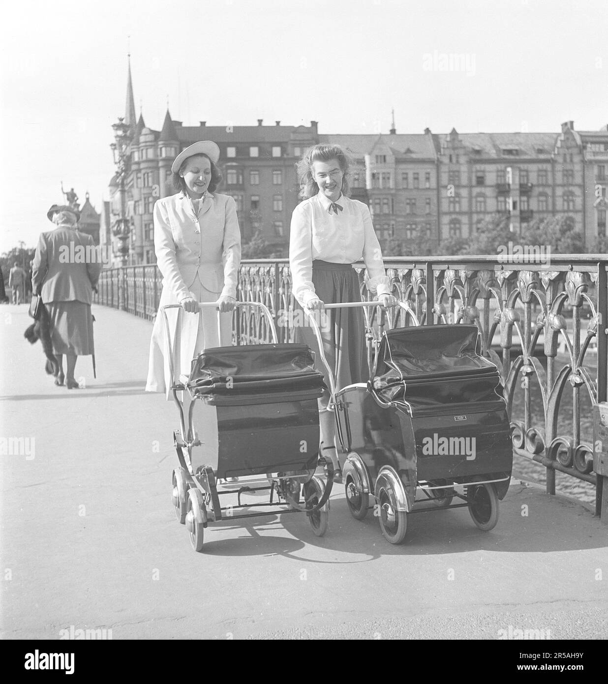Für einen Spaziergang in den 1950er. Zwei Frauen laufen draußen und schieben Kinderwagen vor sich, überqueren die Brücke nach Djurgården Stockholm. Schweden 1950. Kristoffersson Ref. AX39-1 Stockfoto