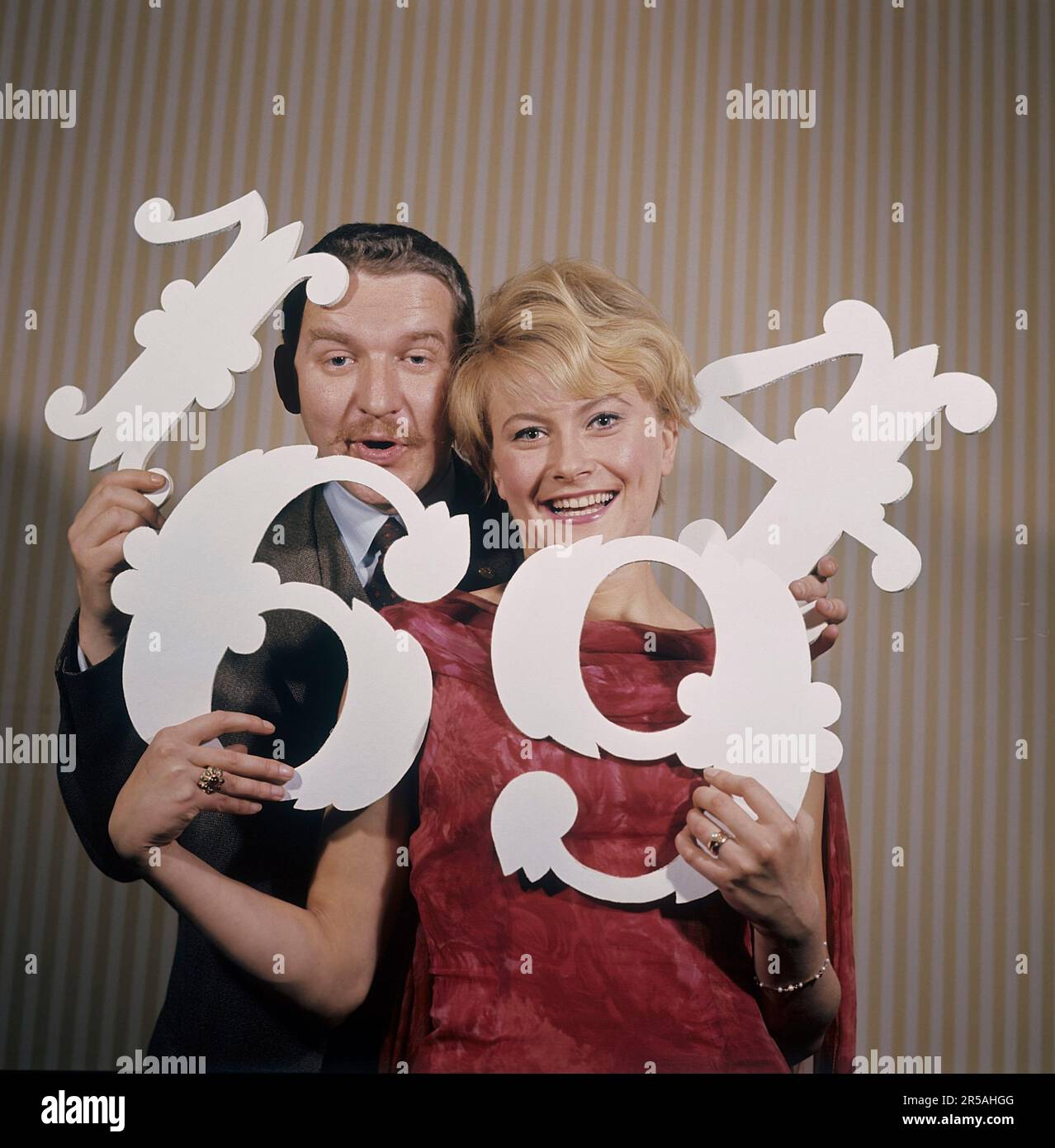 Spaß mit Zahlen in den 1960er. Eine Frau und ein Mann halten verschiedene Nummern in den Händen 1,4,6 und 9. Unklar ist, was der Zweck ist, abgesehen von der Vermutung, dass sie versuchen, sie als Jahreszahlen zusammenzufassen. Es gibt Schauspieler/Sänger Monica Zetterlund und Hans Alfredson, sehr gut bekannte schwedische Künstler. Schweden 1964 Stockfoto